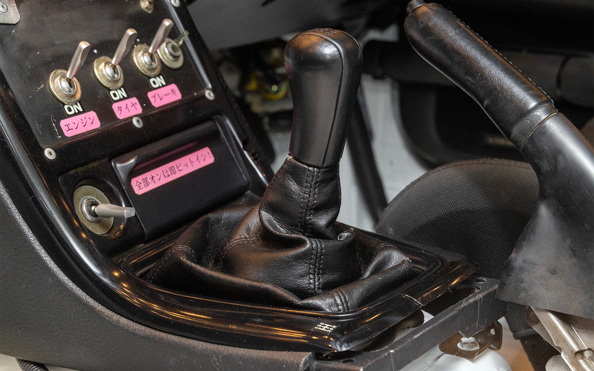 開発実験ドライバーの松本氏は機械の動きにあう操作をすると「シフトレバーが吸い込まれるように入っていく」と表現した