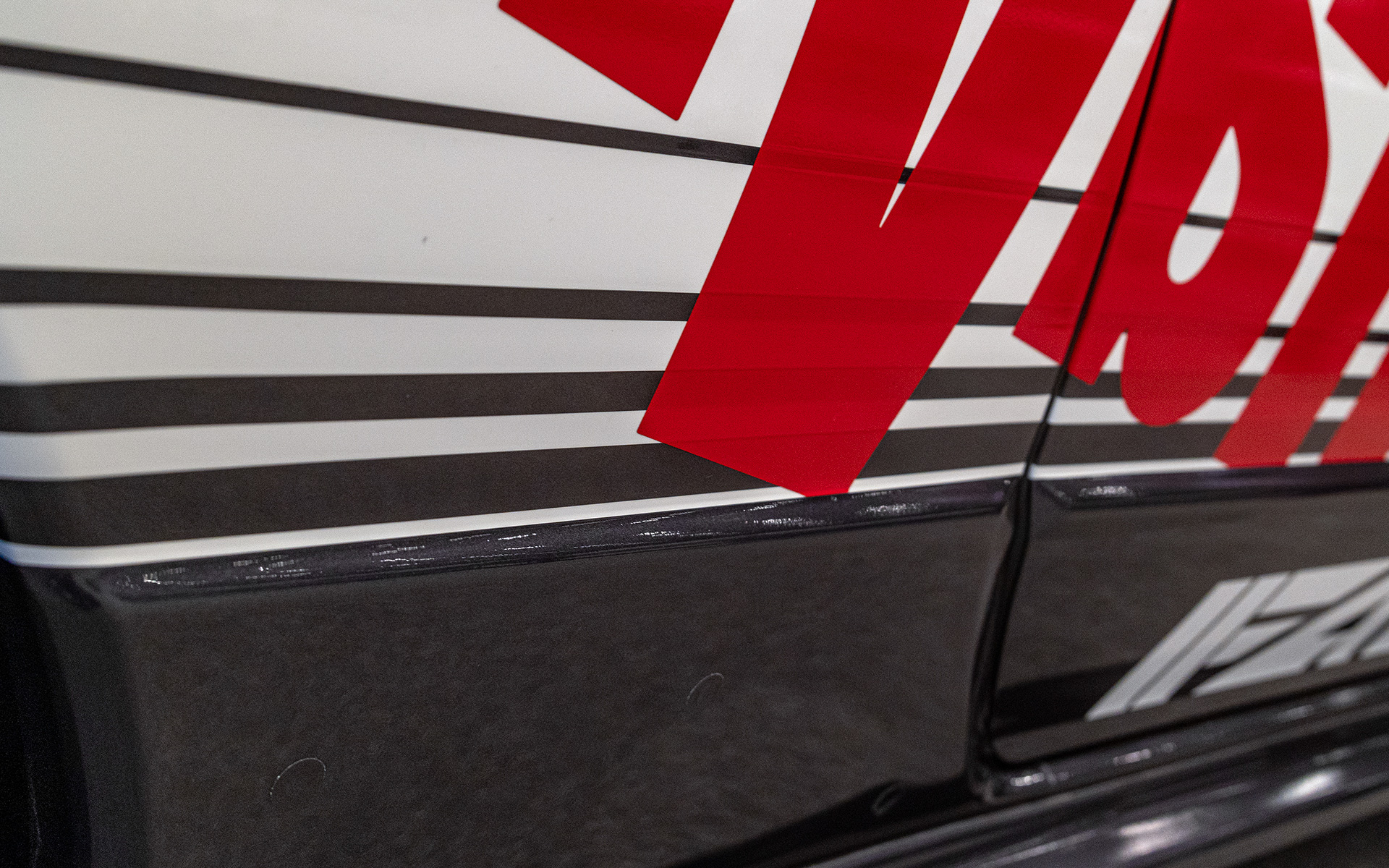 一見、ステッカー処理に見えるカラーリングはすべて塗装で再現している