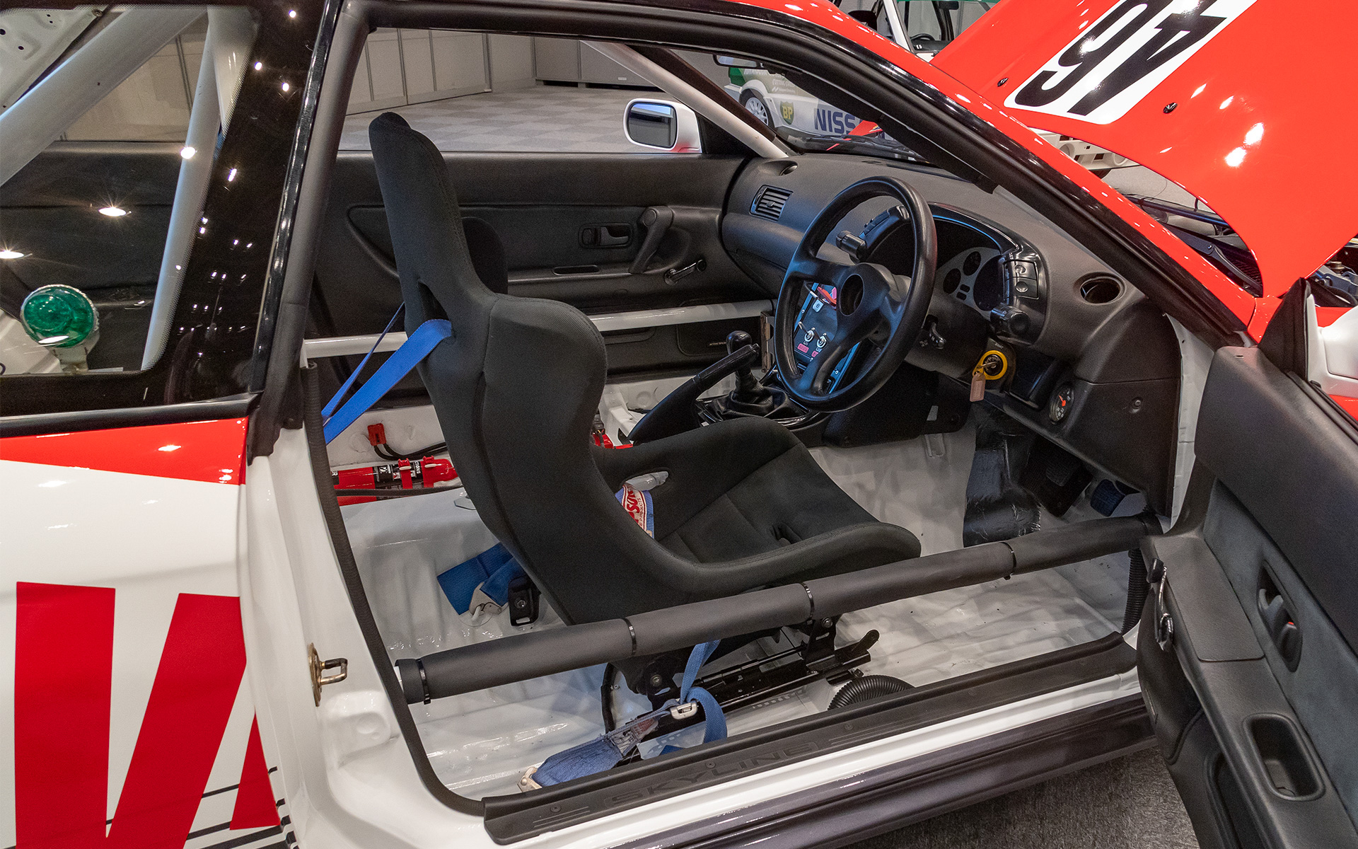 レースカーでは交換されがちなステアリングやシフトノブは純正品を使用していた。このへんはメーカーゆえのこだわりだったよう