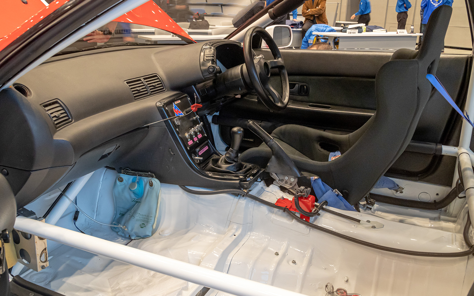 助手席側から見た光景。ミッショントンネルの横にある青い袋はウォッシャータンク