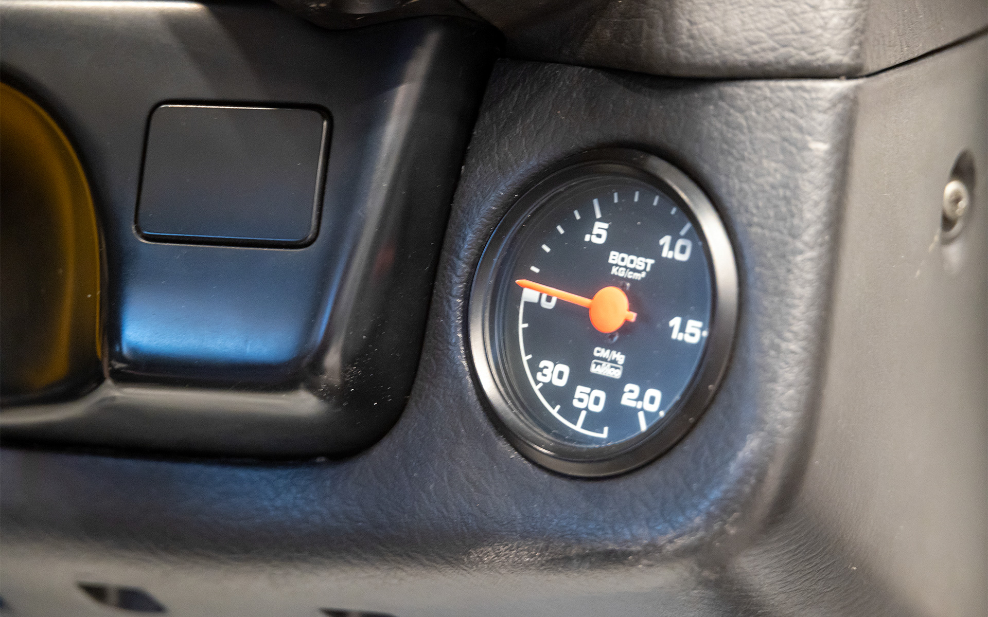 機械式のブースト計を追加している。メーカーは懐かしいラムコ（現在はない）