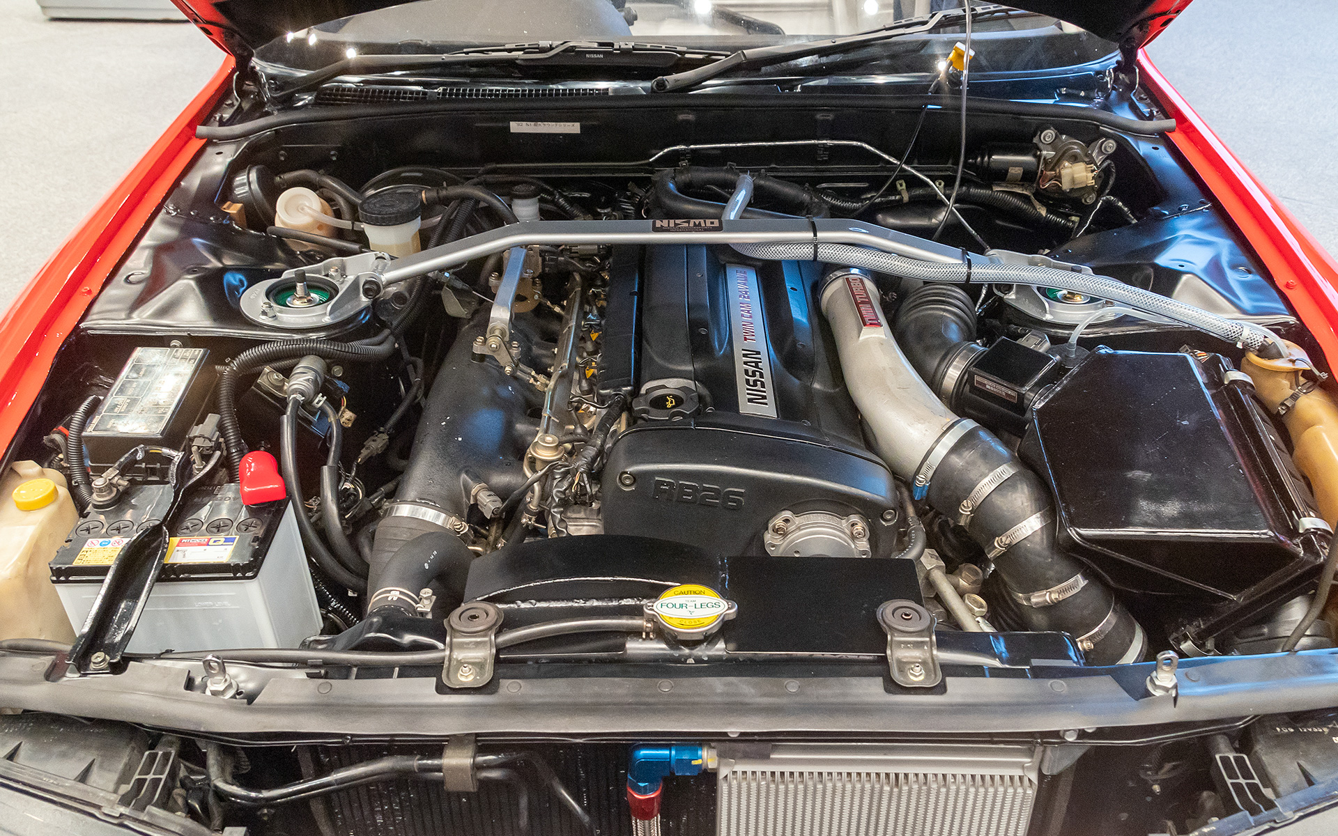 エンジンルームや車体に巡っている配線はすべて外して痛みをチェック。修復が必要な部分は直している。各センサー類やECUもチェック。ECUはノーマルに戻されていたので、基板にソケットを付けロムの書き換えなども行なっている。筆者の印象ではこのパートの作業がいちばん大変そうに思えた