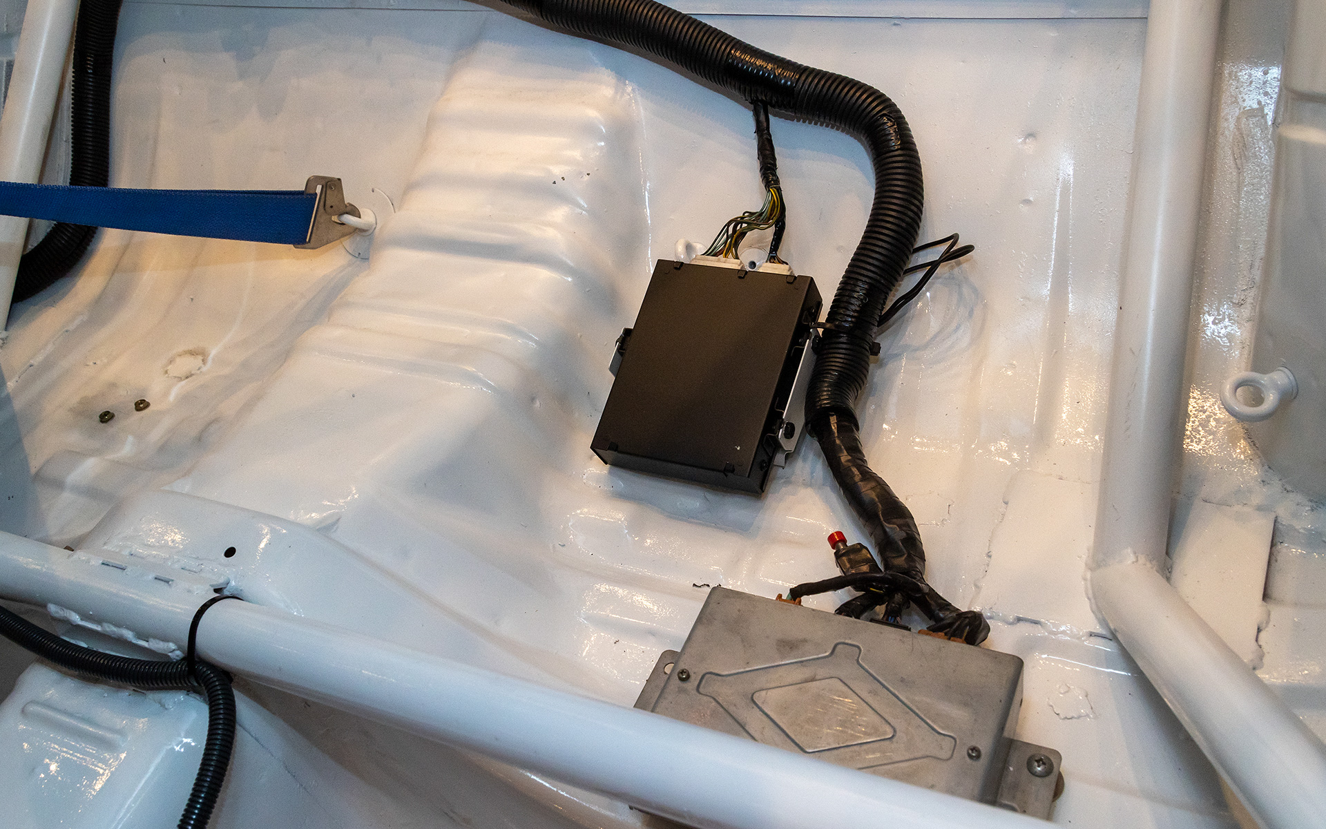 エンジンルームや車体に巡っている配線はすべて外して痛みをチェック。修復が必要な部分は直している。各センサー類やECUもチェック。ECUはノーマルに戻されていたので、基板にソケットを付けロムの書き換えなども行なっている。筆者の印象ではこのパートの作業がいちばん大変そうに思えた