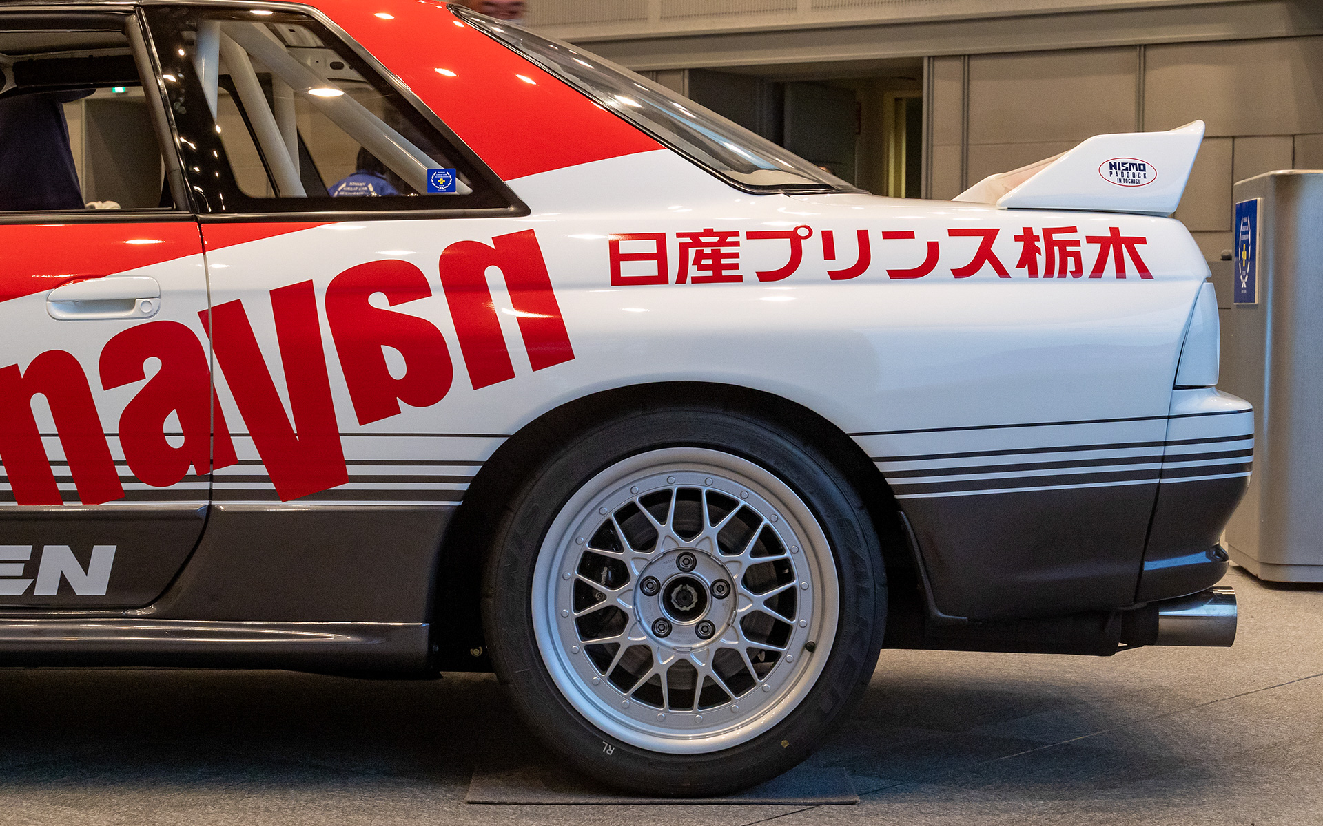 当時のタイヤはファルケンのスリックタイヤだが、現在では手に入らないので住友ゴム工業のファルケン アゼニスRT615K　255/40R17を履く