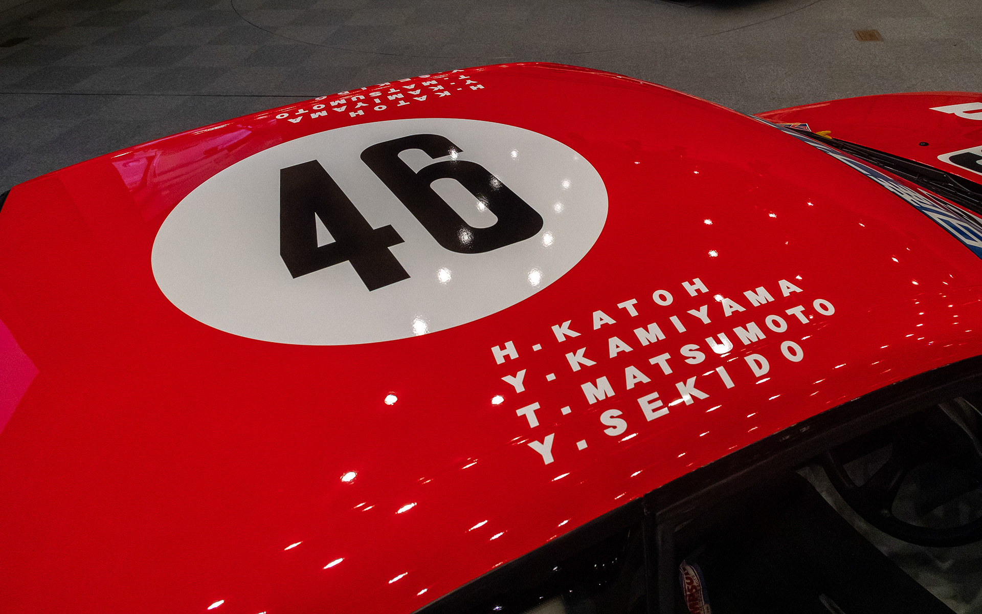 ルーフにもゼッケンがある。ドライバー名も貼られている