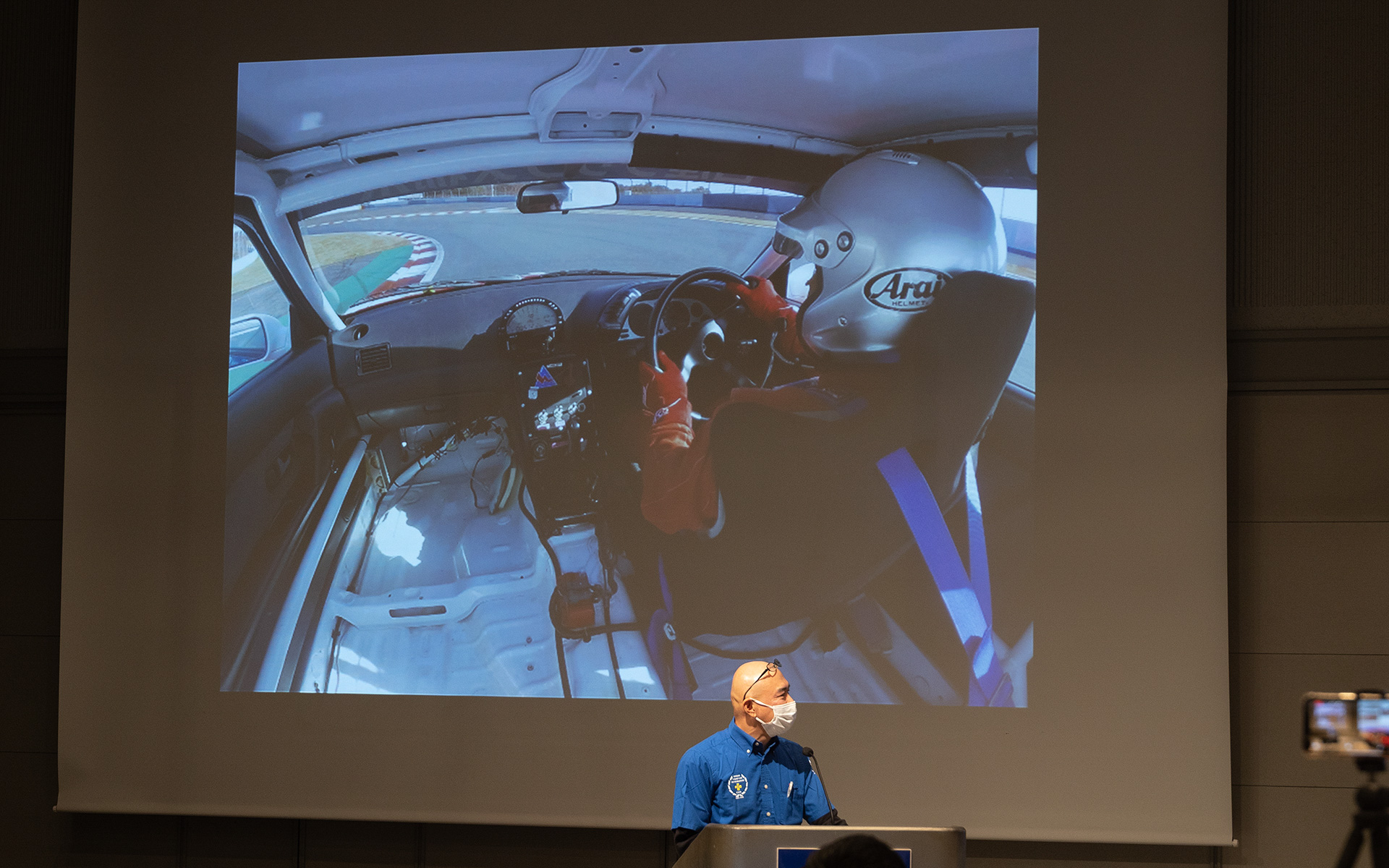 チェック走行は当時のドライバーを務めた神山幸雄氏と加藤博義氏がドライブを担当。インカー映像が流されたが、開発実験を行なう評価ドライバーの操作は、窓の外の景色の流れとはまるでリンクしない「ゆっくり」としたもの。これが上手い運転というやつか