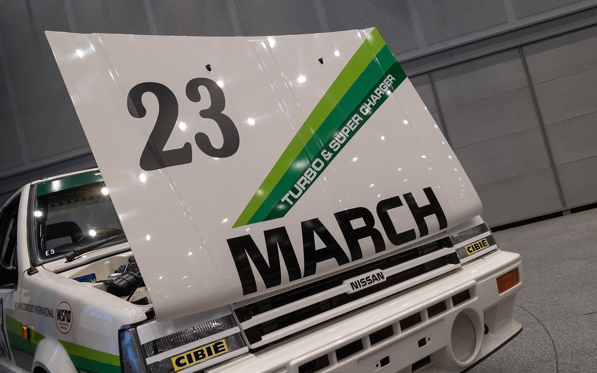 ターボ＆スーパーチャージャーが入ったボンネット。K10マーチは前ヒンジのタイプだった