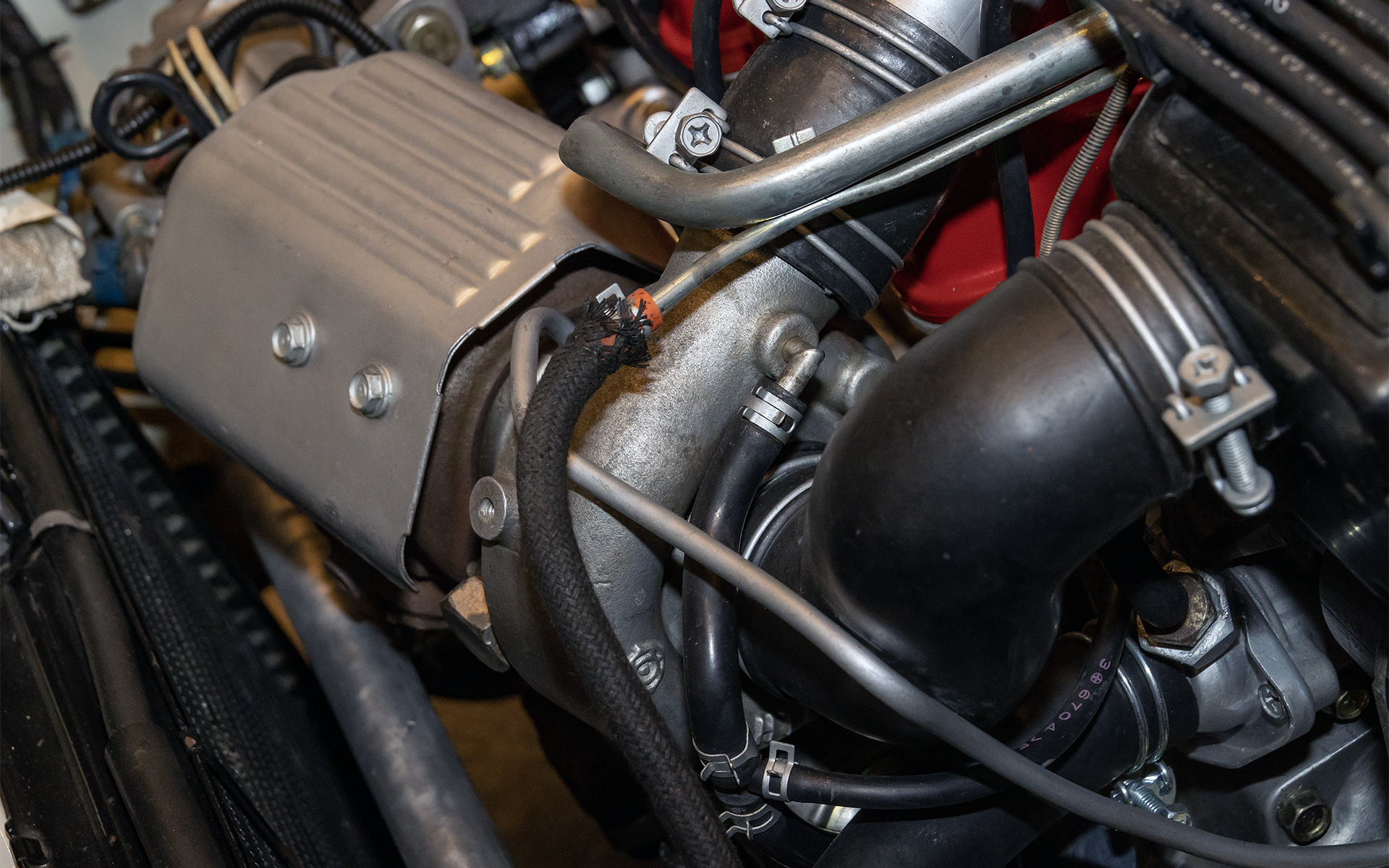 横置きエンジンの前方が排気側。ターボはこちらに付く