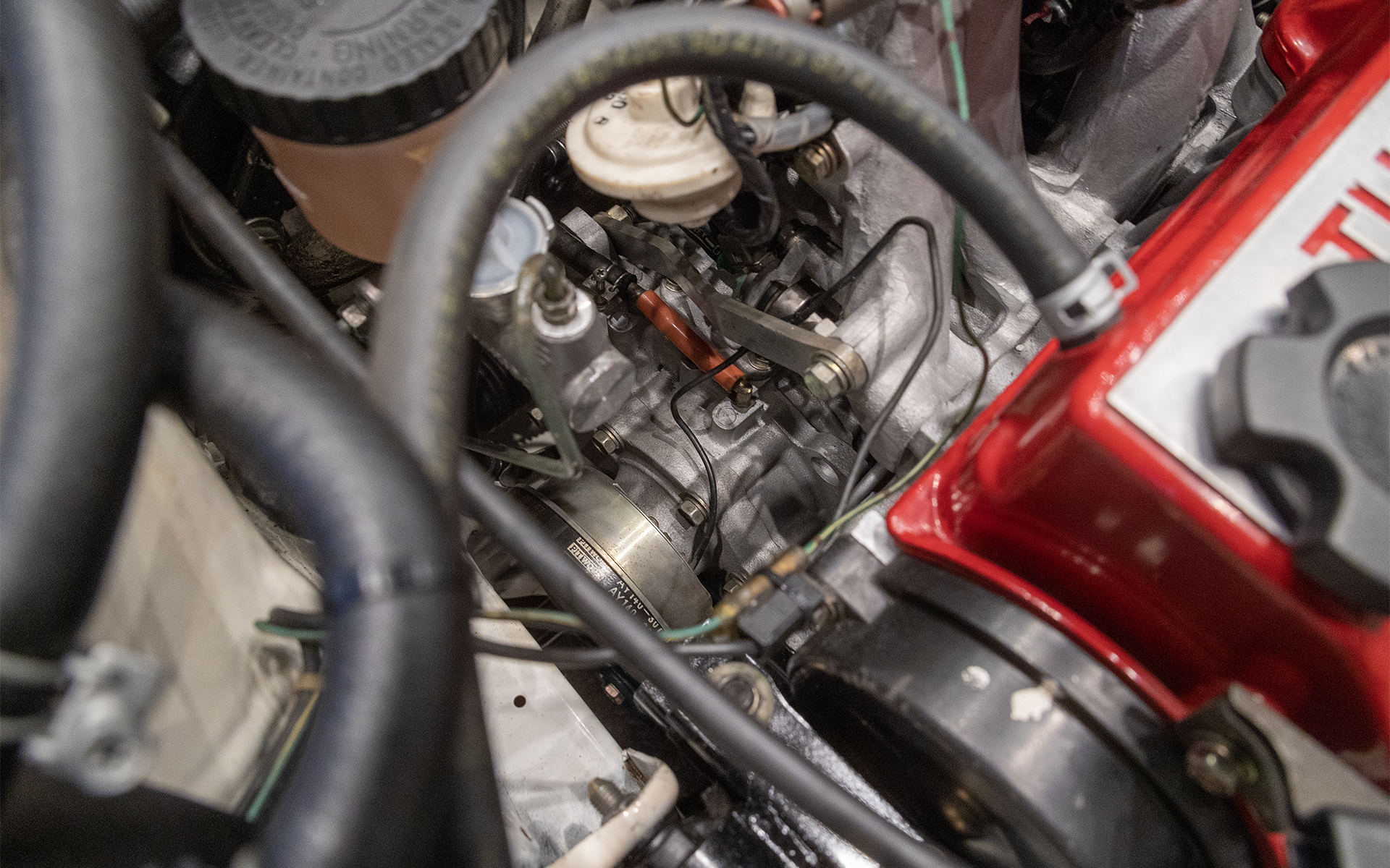 吸気側はリア側。インマニの下にコンプレッサーがあった。ルーツ式のようだ