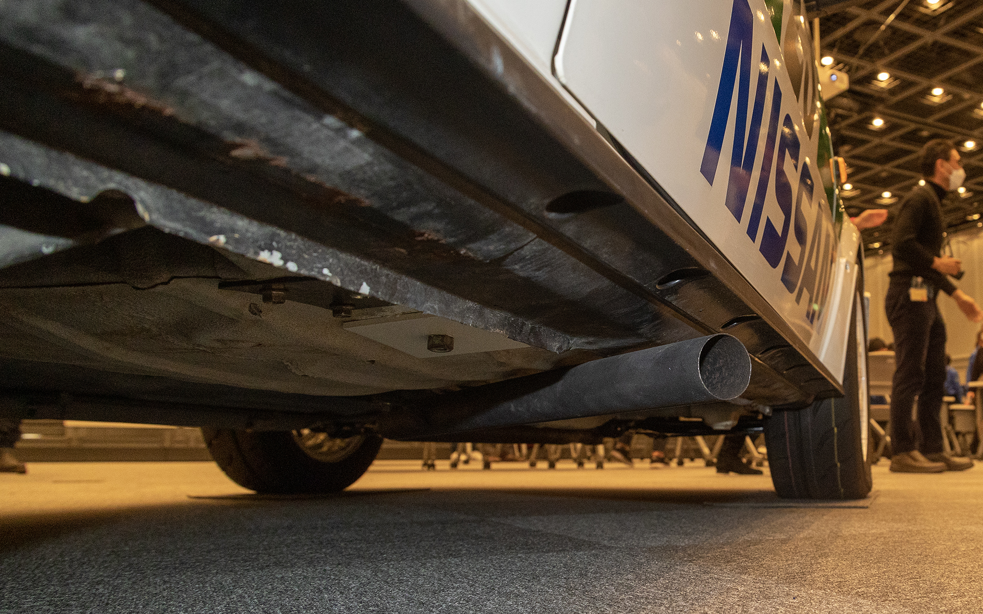 マフラーは右側サイド出し