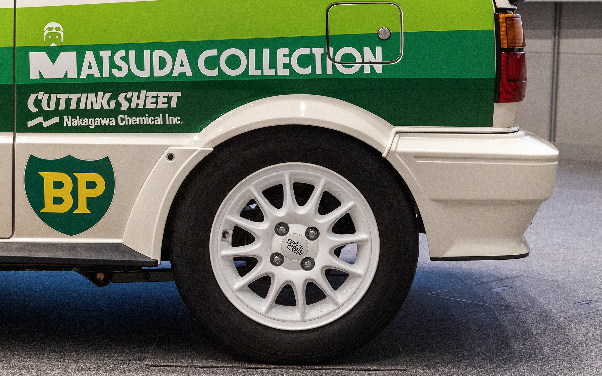 ホイールは当時、小排気量車に履かせているケースが多かったスペースクルー