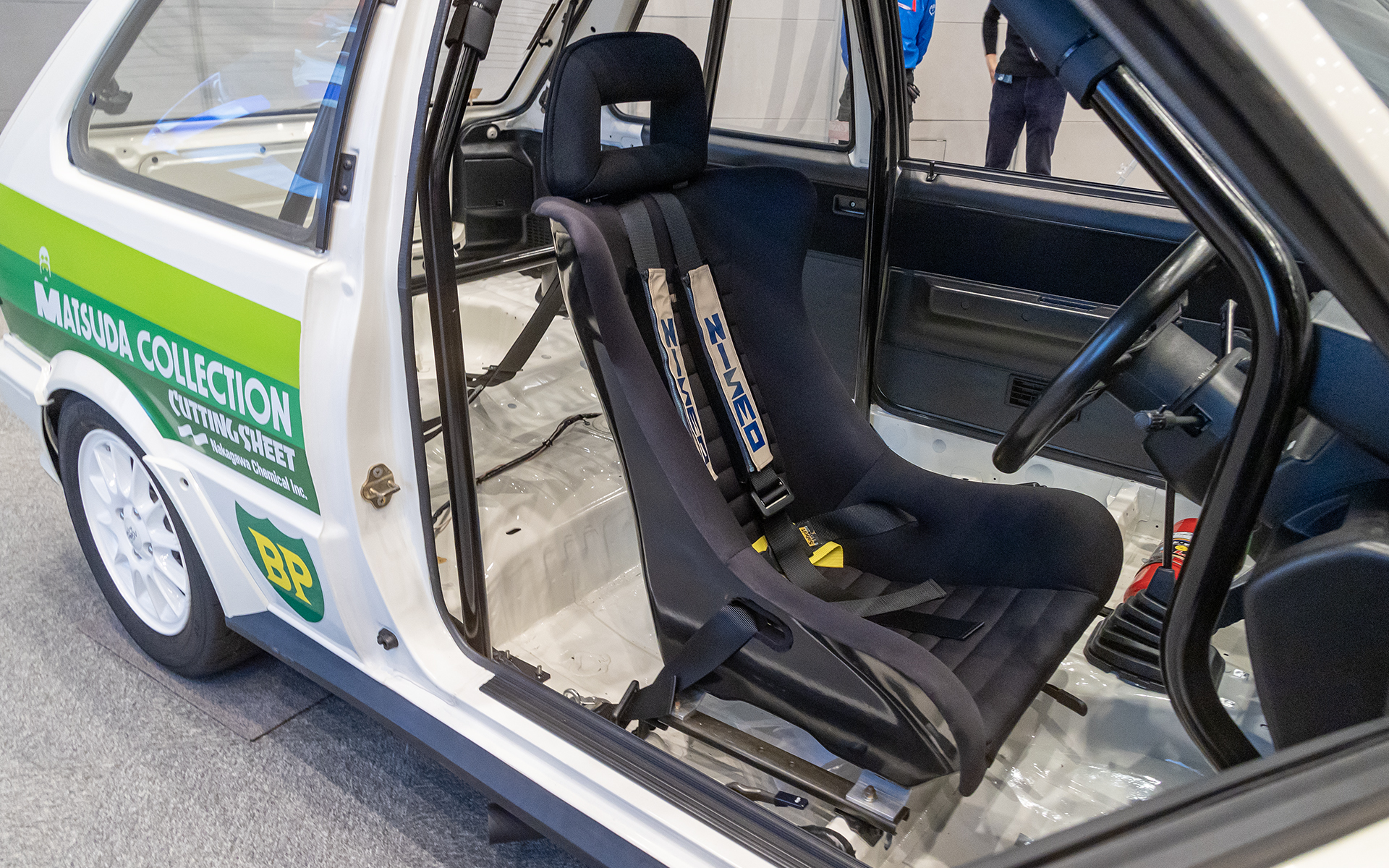 ヘッドレストが別体（？）という珍しいタイプのフルバケットシート。留め方もサイドではなくて底止め