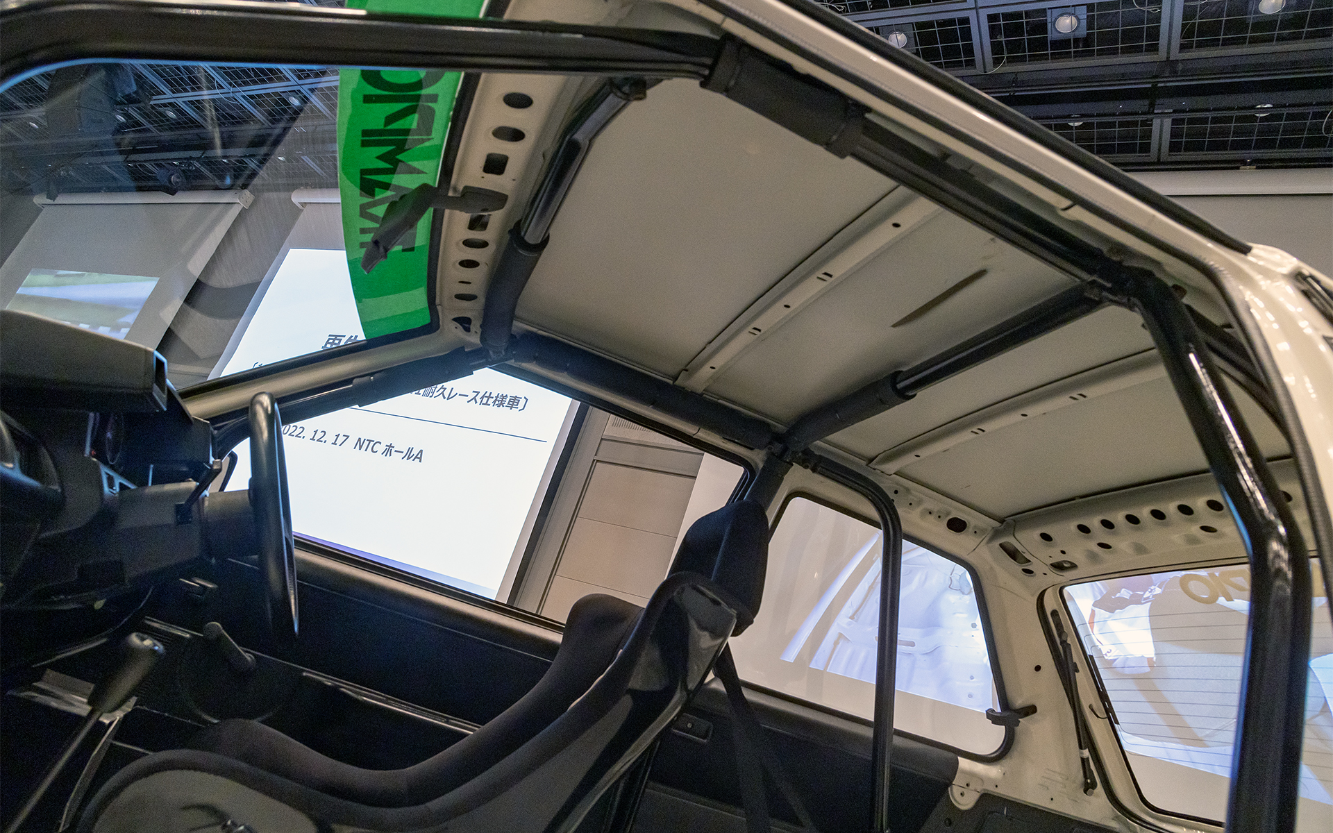 6点式のロールケージが付く