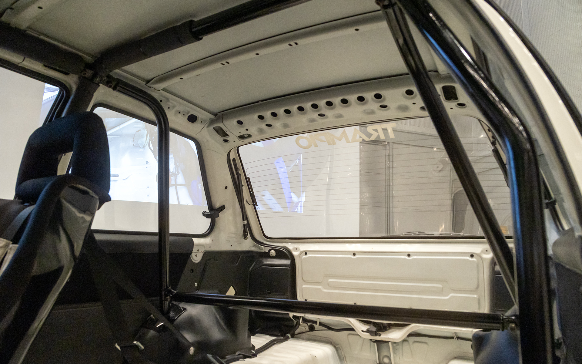 リアのバーの取りまわしが独特。ドライバーの保護性を高める作りに見える