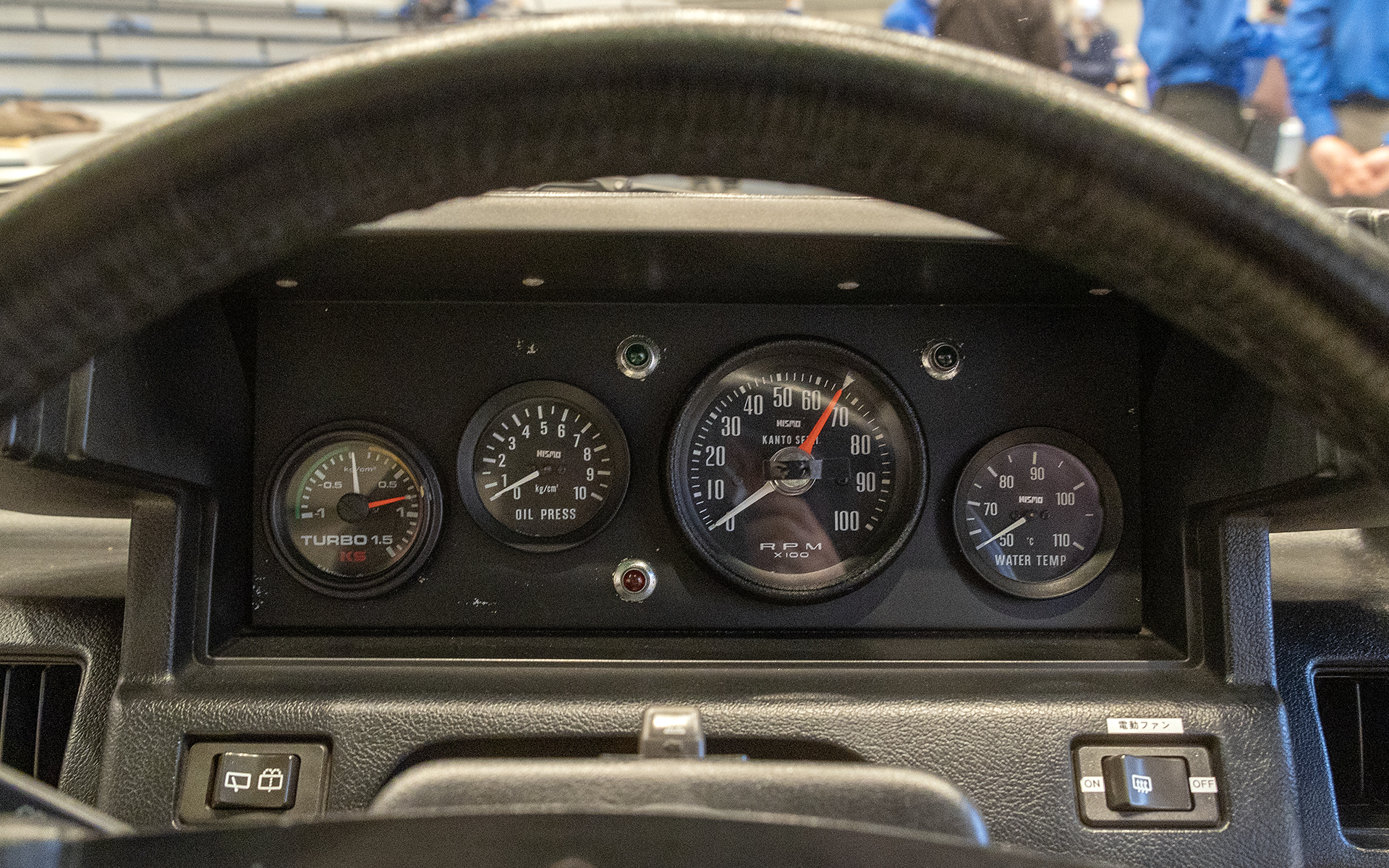メーターまわり。純正メーターは外されて、シンプルなパネルに単体のメーターが埋めこまれている。タコメーターとブースト計はピーク値を指すスパイ針付き