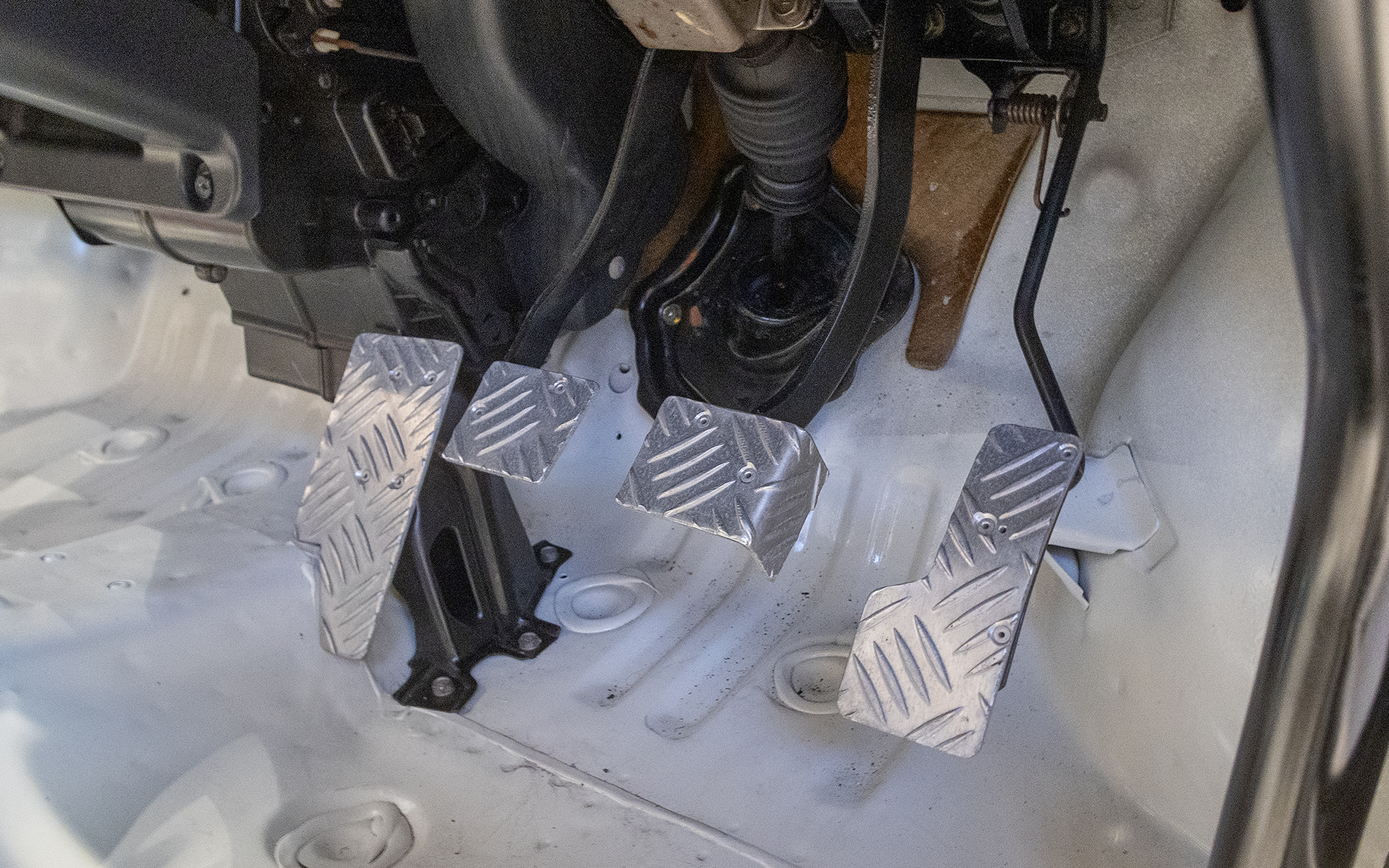 ペダル類も面白い作り。ブレーキペダルは誤ってペダルの裏に足が入り込まないようにするための折り返しが付いている。これは名車再生クラブのメンバーも初めて見たという