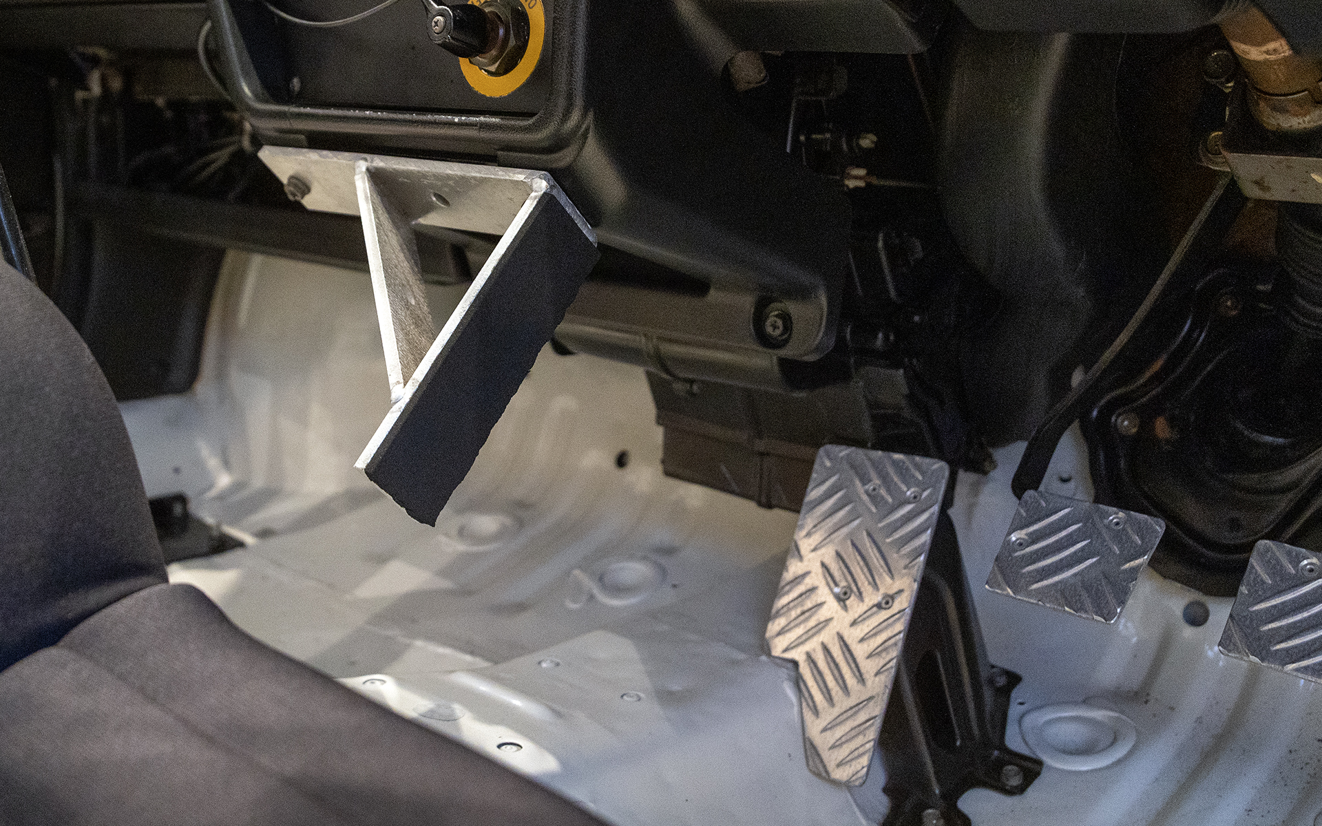 フットレストを追加。さらに左足用のニーレストもユニークな形状で追加される