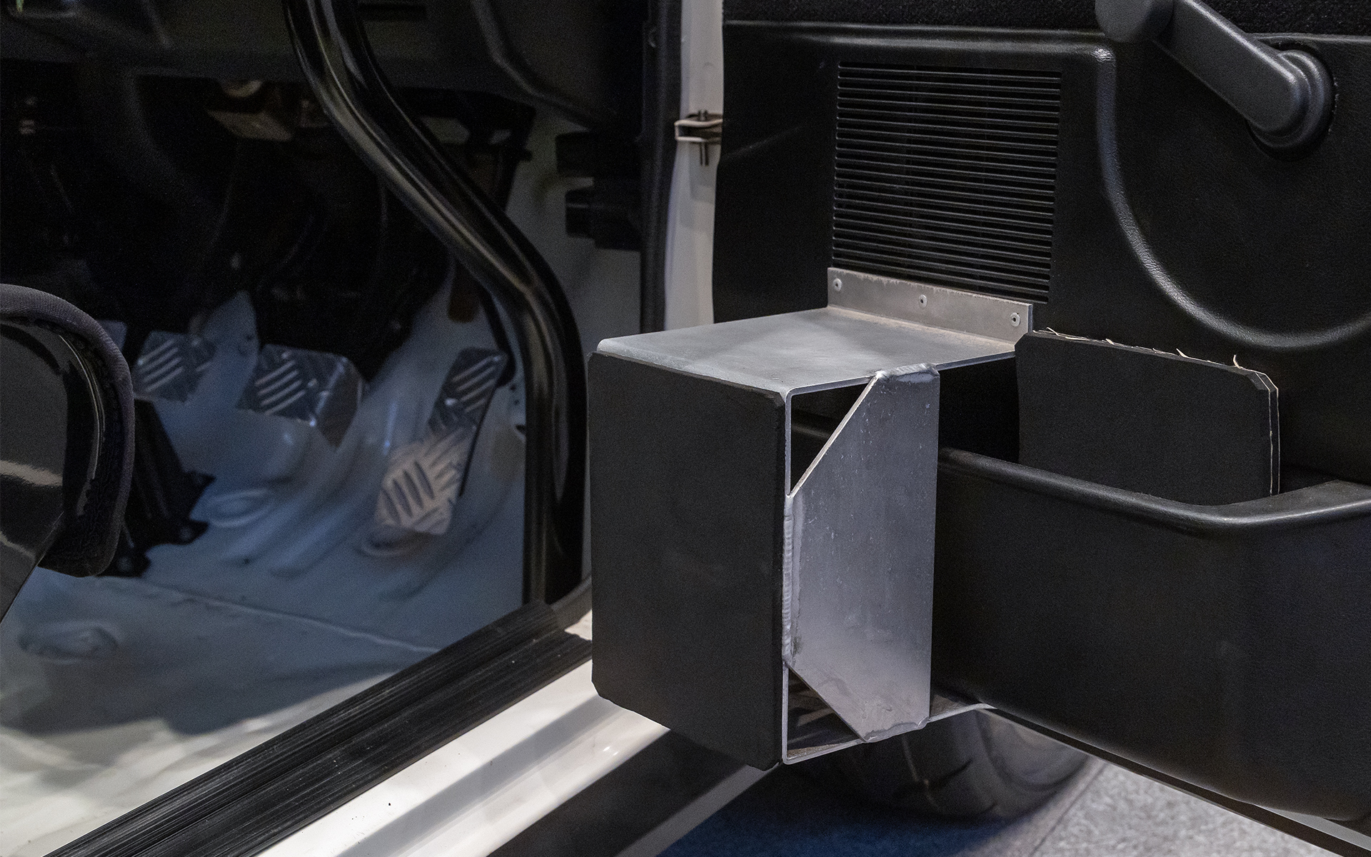 こちらは右足のニーレスト。運転席まわりの作りがとても面白い