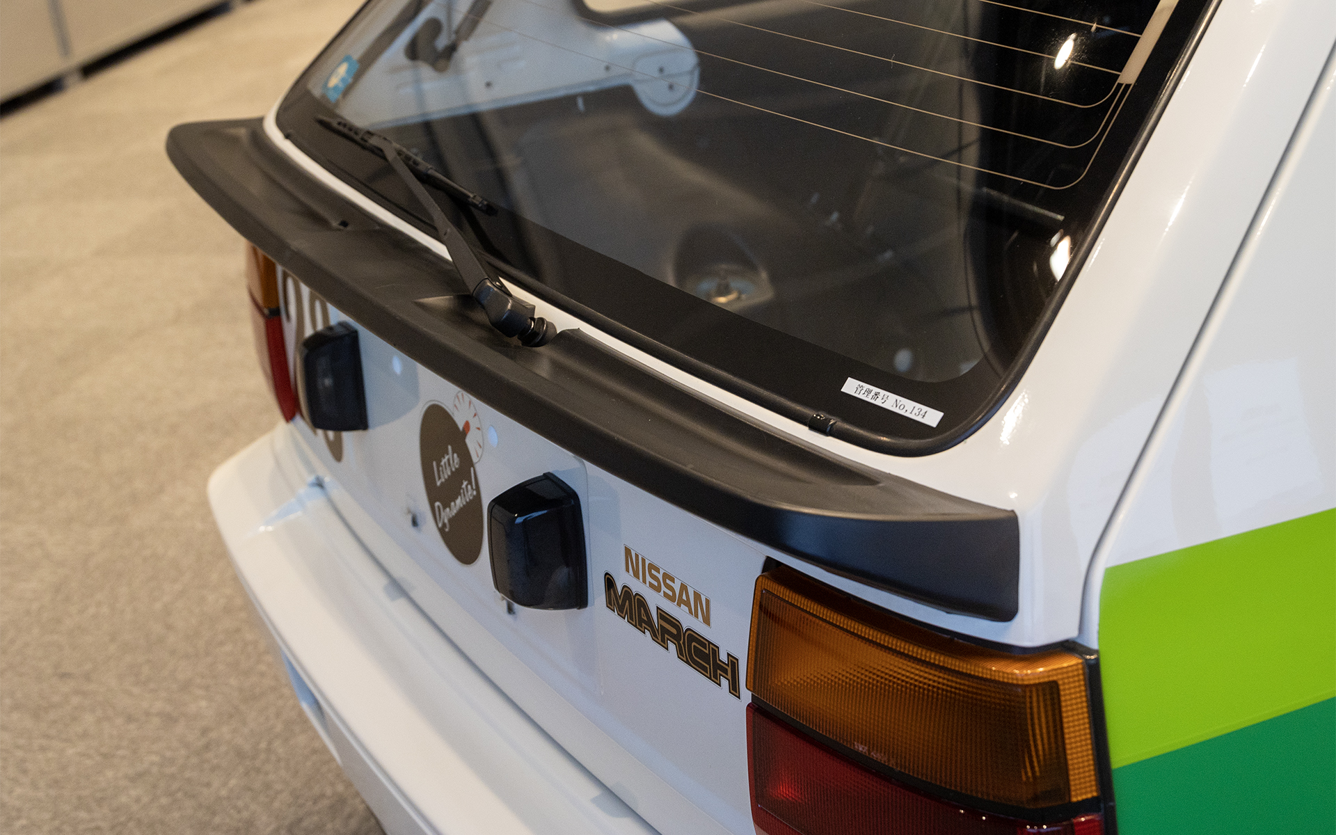 こぶりなリアスポイラーも付く