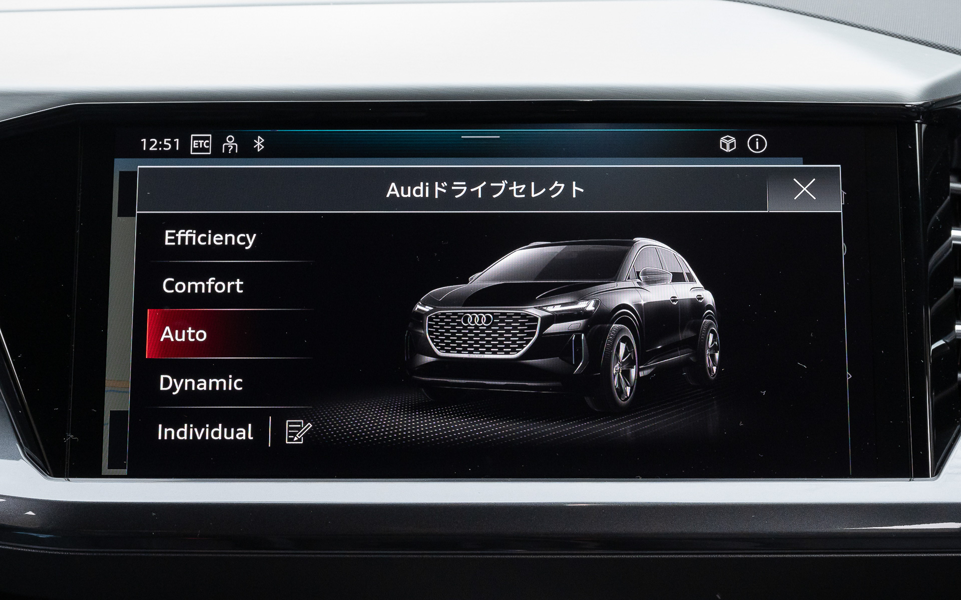 インテリアは、センタークラスターがドライバーに向けられたドライバーオリエンテッドなデザインを採用。特徴的なセンターコンソールと専用デザインのシフターを装備し、メーターには10.25インチの「アウディバーチャルコックピット」を、センターには11.6インチの「MMIタッチディスプレイ」を配置することで、フルデジタルコックピットを形成する。また、アウディ初となる上下ともにフラットな形状の新世代のステアリングホイールは、物理ボタンのないシームレスなタッチ式を採用した