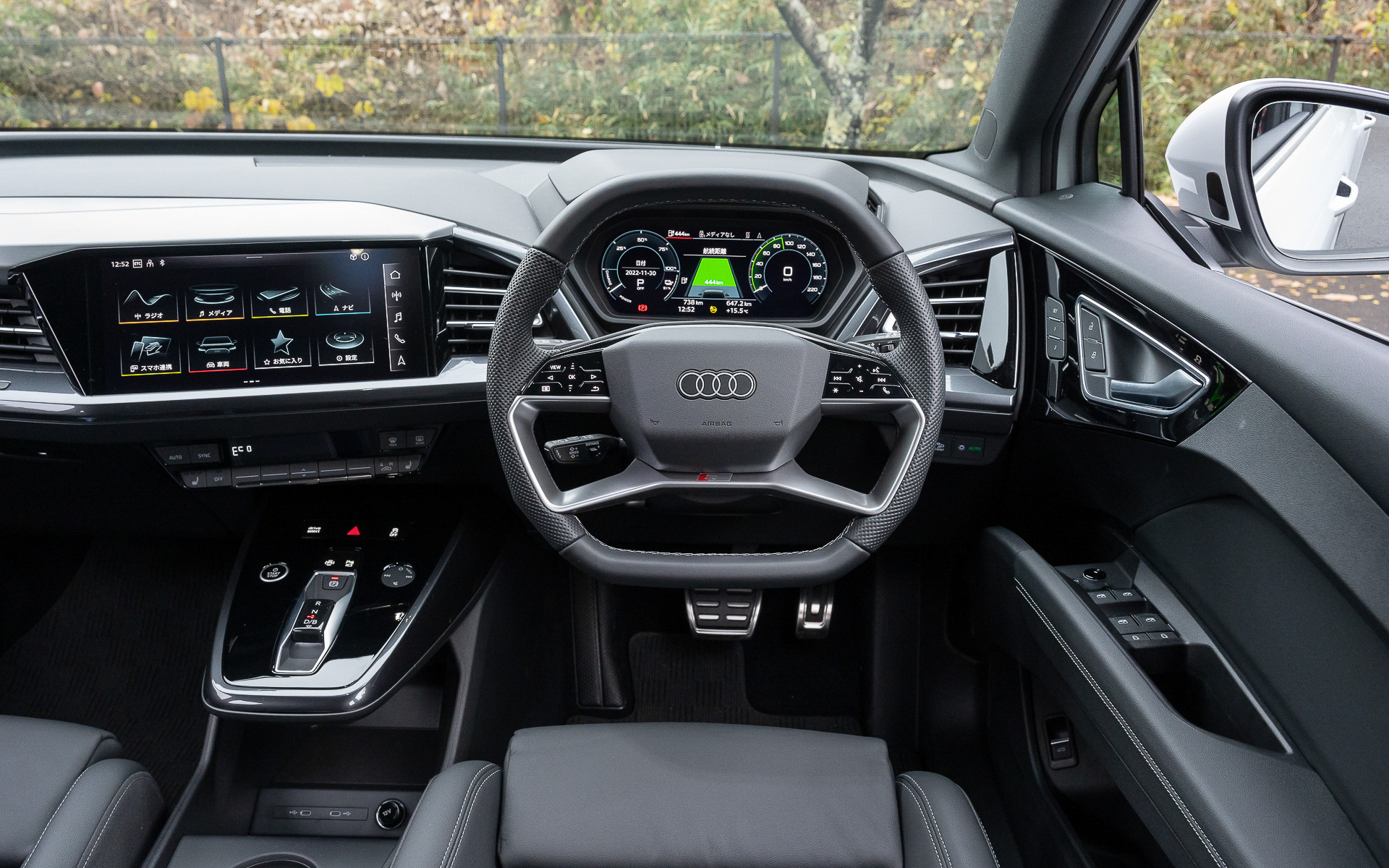インテリアは、センタークラスターがドライバーに向けられたドライバーオリエンテッドなデザインを採用。特徴的なセンターコンソールと専用デザインのシフターを装備し、メーターには10.25インチの「アウディバーチャルコックピット」を、センターには11.6インチの「MMIタッチディスプレイ」を配置することで、フルデジタルコックピットを形成する。また、アウディ初となる上下ともにフラットな形状の新世代のステアリングホイールは、物理ボタンのないシームレスなタッチ式を採用した