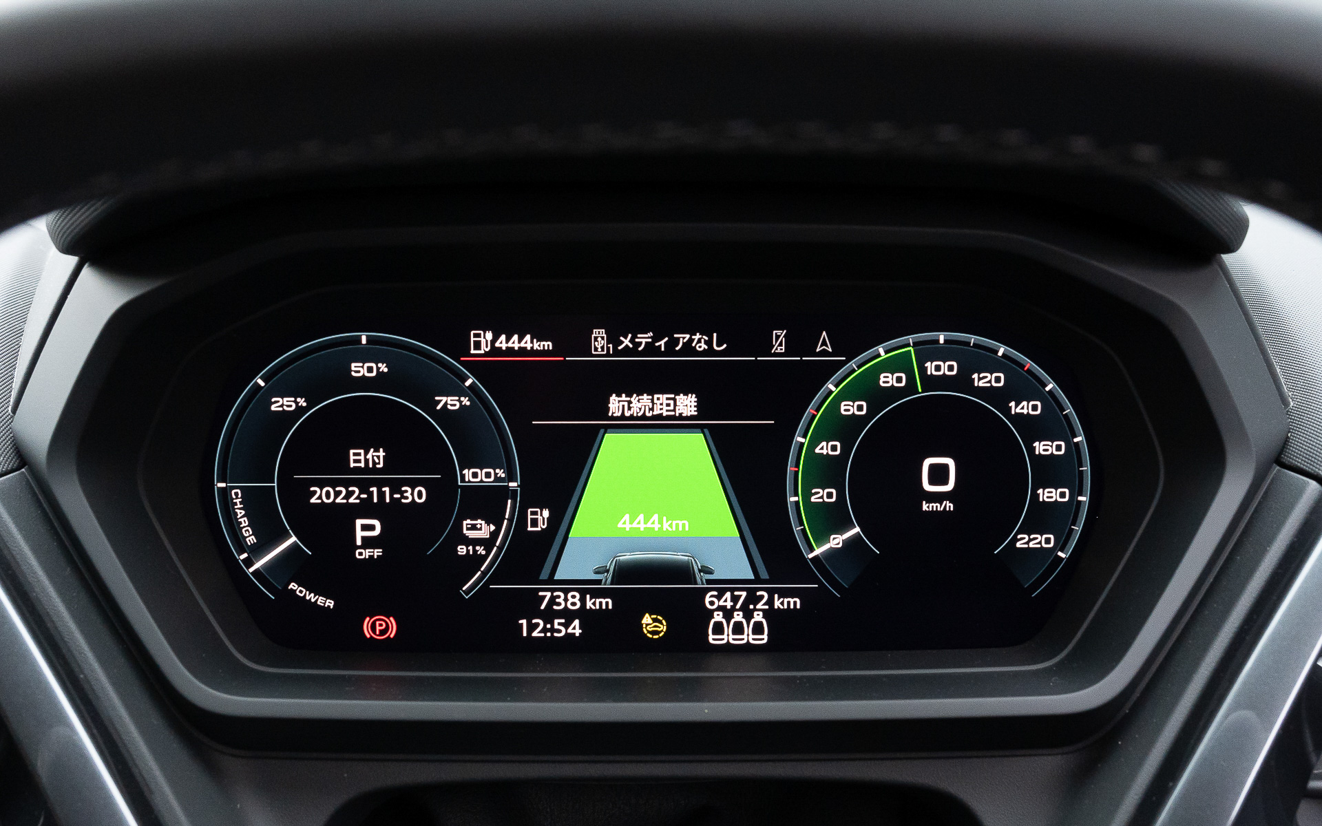 インテリアは、センタークラスターがドライバーに向けられたドライバーオリエンテッドなデザインを採用。特徴的なセンターコンソールと専用デザインのシフターを装備し、メーターには10.25インチの「アウディバーチャルコックピット」を、センターには11.6インチの「MMIタッチディスプレイ」を配置することで、フルデジタルコックピットを形成する。また、アウディ初となる上下ともにフラットな形状の新世代のステアリングホイールは、物理ボタンのないシームレスなタッチ式を採用した