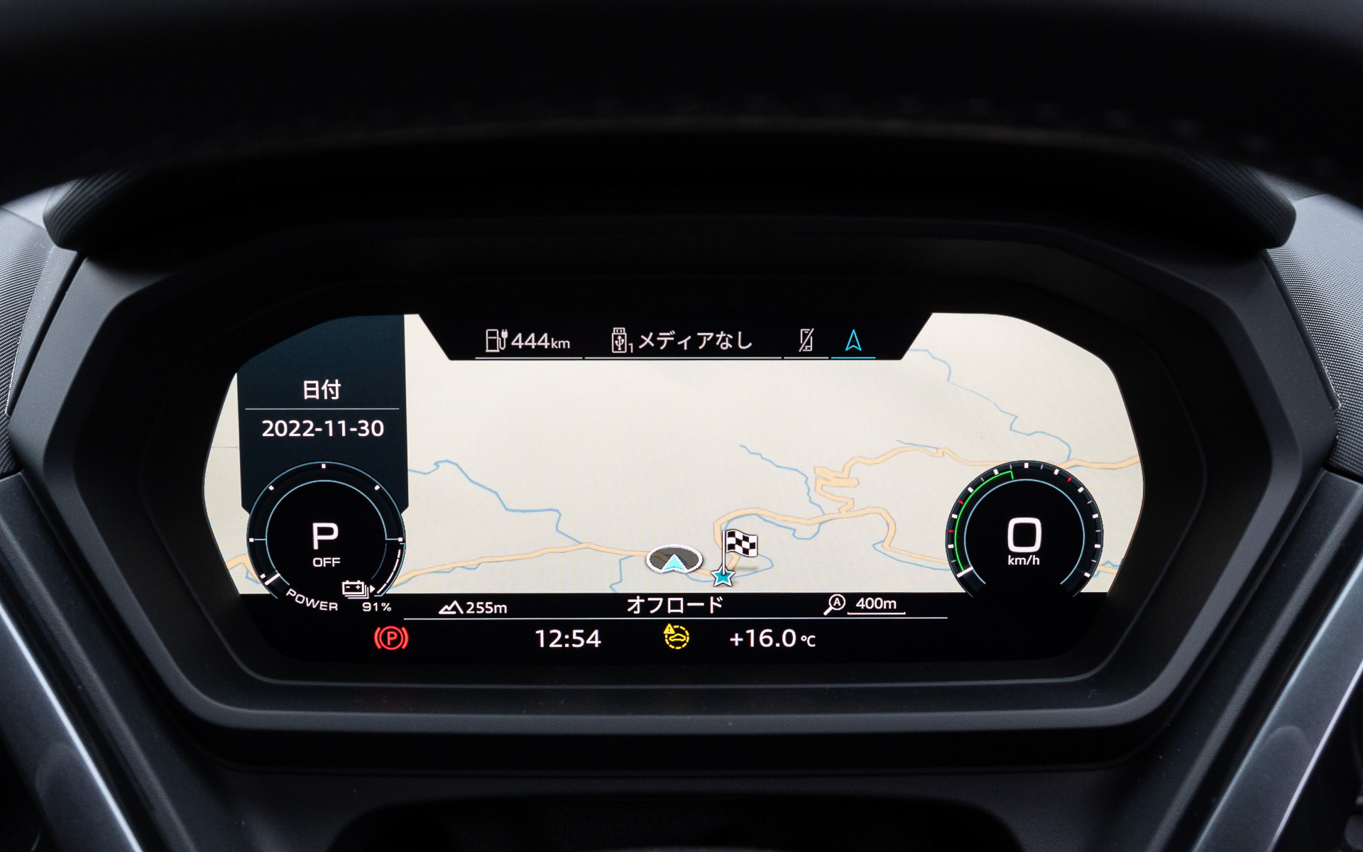インテリアは、センタークラスターがドライバーに向けられたドライバーオリエンテッドなデザインを採用。特徴的なセンターコンソールと専用デザインのシフターを装備し、メーターには10.25インチの「アウディバーチャルコックピット」を、センターには11.6インチの「MMIタッチディスプレイ」を配置することで、フルデジタルコックピットを形成する。また、アウディ初となる上下ともにフラットな形状の新世代のステアリングホイールは、物理ボタンのないシームレスなタッチ式を採用した