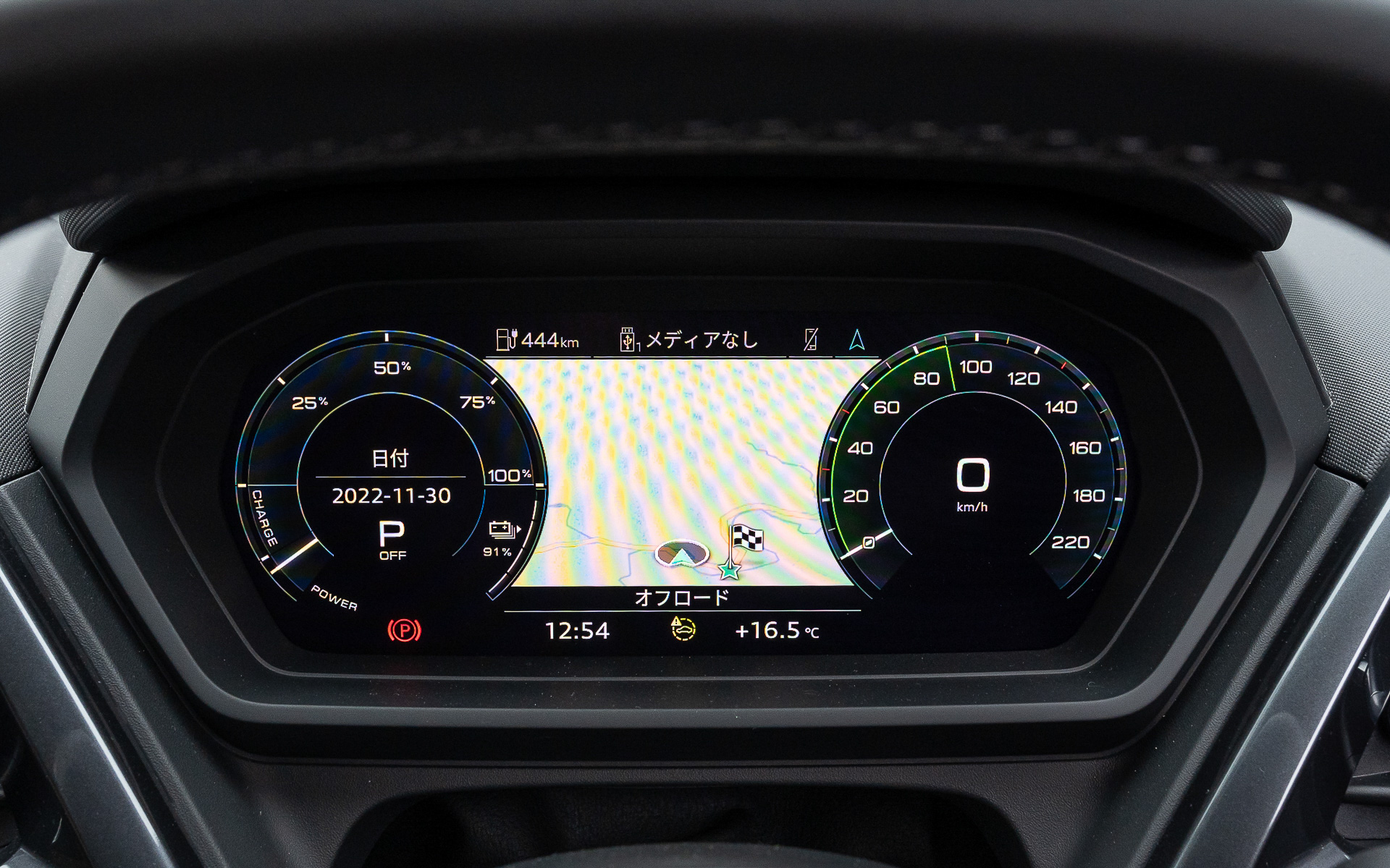 インテリアは、センタークラスターがドライバーに向けられたドライバーオリエンテッドなデザインを採用。特徴的なセンターコンソールと専用デザインのシフターを装備し、メーターには10.25インチの「アウディバーチャルコックピット」を、センターには11.6インチの「MMIタッチディスプレイ」を配置することで、フルデジタルコックピットを形成する。また、アウディ初となる上下ともにフラットな形状の新世代のステアリングホイールは、物理ボタンのないシームレスなタッチ式を採用した