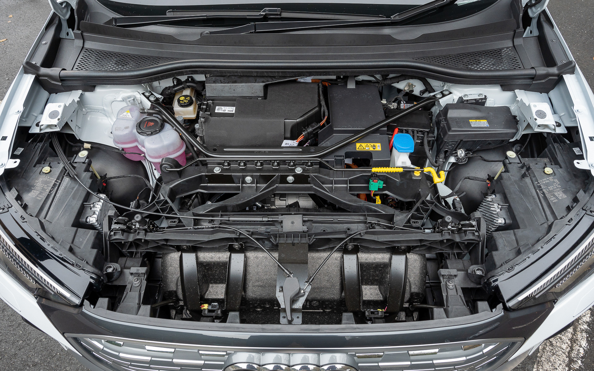 パワートレーンは、システム電圧400Vのテクノロジーを使用した総容量82kWh（実容量77kWh）の駆動用バッテリを前後アクスル間の床下に搭載。リアアクスルに1基の電気モーターを搭載し、後輪を駆動させる。電気モーターは最高出力150kW、最大トルク310Nmを発生し、0-100km/h加速は8.5秒。一充電走行距離は576km