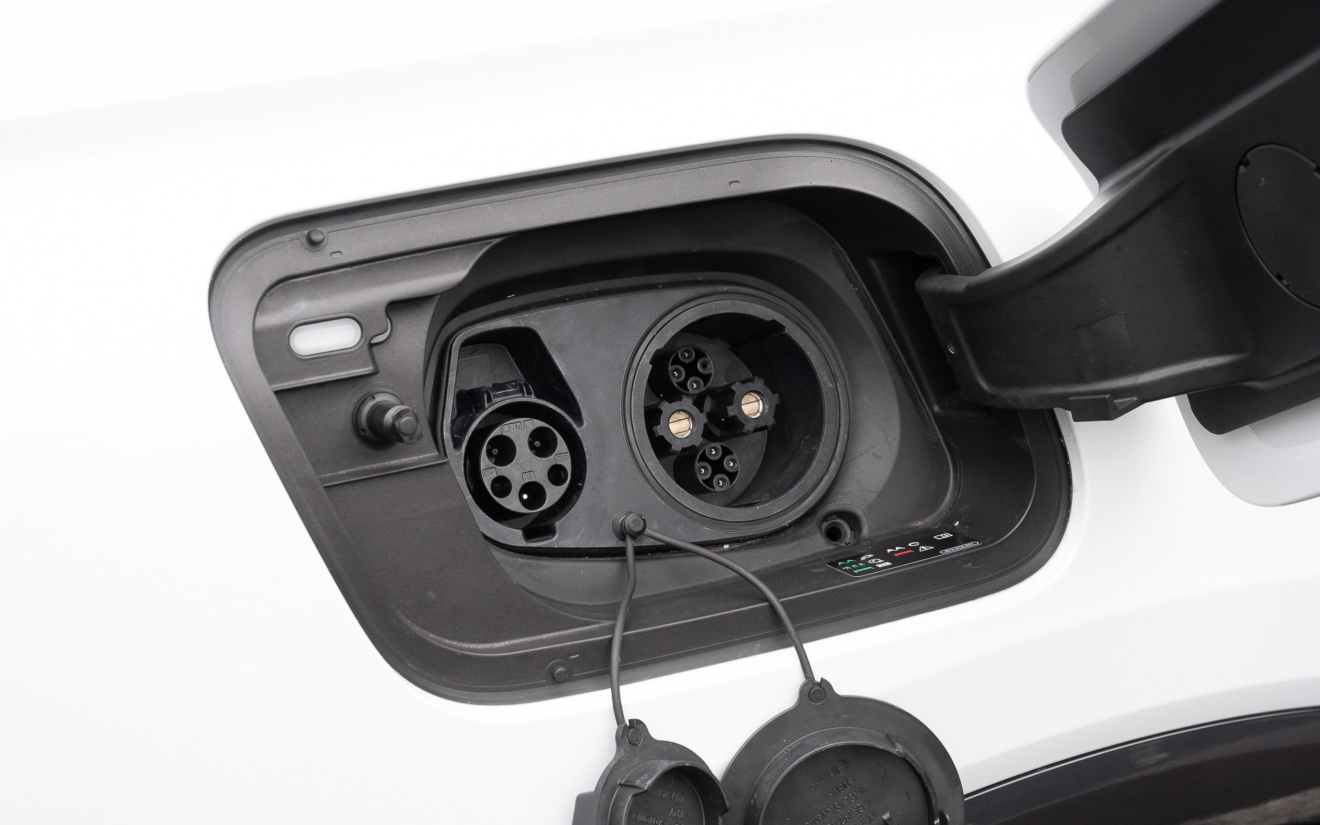 エクステリアは短いフロントオーバーハング、筋肉質なフェンダー、最新のQファミリーに共通するオクタゴン(8角形)かつ開口部のないシングルフレームグリルなど、ひと目でアウディのEVと分かるデザインを採用。空力性能にも注力し、電動開閉式の冷却エアインレットやフロントスポイラーに対して垂直に配置されたディフレクター、空力性能を最適化したデザインのエクステリアミラーハウジングなどにより、Cd値はQ4 e-tronが0.28、Q4 スポーツバック e-tronが0.26を実現。足下はS lineのみ5スポークの20インチアルミホイールをセットし、タイヤはブリヂストン「TURANZA ECO」(フロント:235/50R20、リア:255/45R20)を組み合わせる