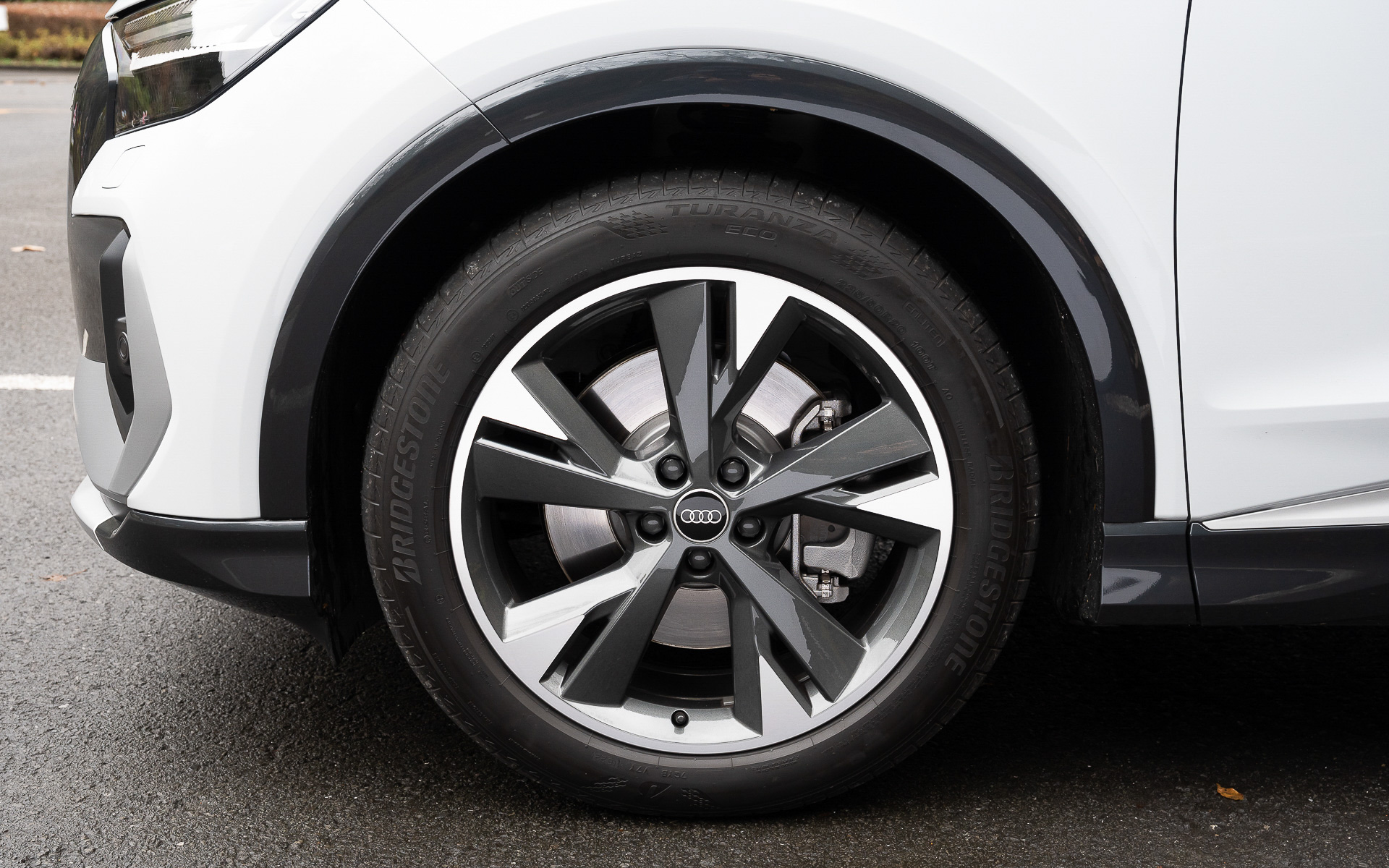 エクステリアは短いフロントオーバーハング、筋肉質なフェンダー、最新のQファミリーに共通するオクタゴン(8角形)かつ開口部のないシングルフレームグリルなど、ひと目でアウディのEVと分かるデザインを採用。空力性能にも注力し、電動開閉式の冷却エアインレットやフロントスポイラーに対して垂直に配置されたディフレクター、空力性能を最適化したデザインのエクステリアミラーハウジングなどにより、Cd値はQ4 e-tronが0.28、Q4 スポーツバック e-tronが0.26を実現。足下はS lineのみ5スポークの20インチアルミホイールをセットし、タイヤはブリヂストン「TURANZA ECO」(フロント:235/50R20、リア:255/45R20)を組み合わせる