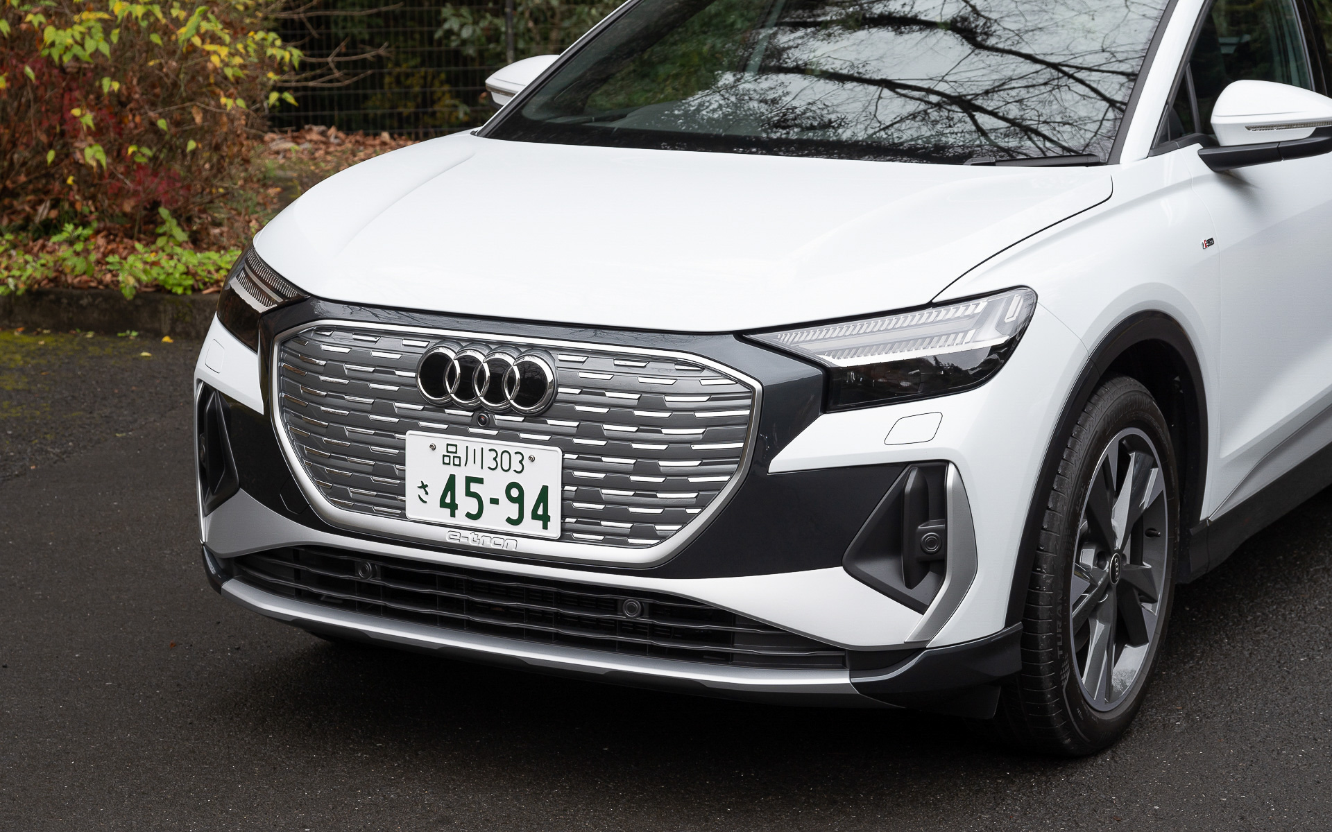 エクステリアは短いフロントオーバーハング、筋肉質なフェンダー、最新のQファミリーに共通するオクタゴン(8角形)かつ開口部のないシングルフレームグリルなど、ひと目でアウディのEVと分かるデザインを採用。空力性能にも注力し、電動開閉式の冷却エアインレットやフロントスポイラーに対して垂直に配置されたディフレクター、空力性能を最適化したデザインのエクステリアミラーハウジングなどにより、Cd値はQ4 e-tronが0.28、Q4 スポーツバック e-tronが0.26を実現。足下はS lineのみ5スポークの20インチアルミホイールをセットし、タイヤはブリヂストン「TURANZA ECO」(フロント:235/50R20、リア:255/45R20)を組み合わせる