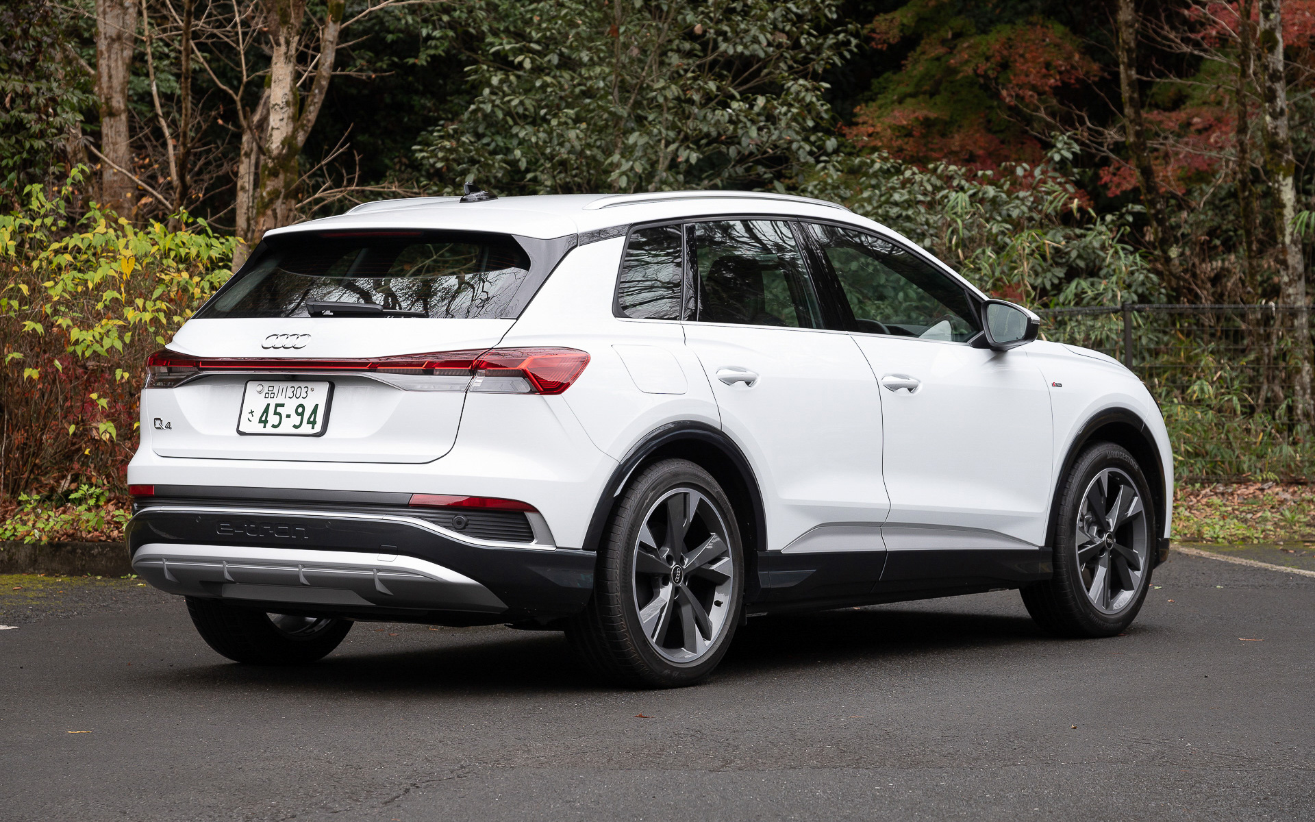 今回試乗した「Q4 e-tron」は10月に正式発売となった新型BEV。同社のBEVラインアップの中ではコンパクトなモデルとなり、アウディブランドの電動化戦略における重要なステップを担う1台に位置付けられる。試乗した「Q4 40 e-tron S line」（689万円）のボディサイズは4590×1865×1615mm（全長×全幅×全高）、ホイールベースは2765mm