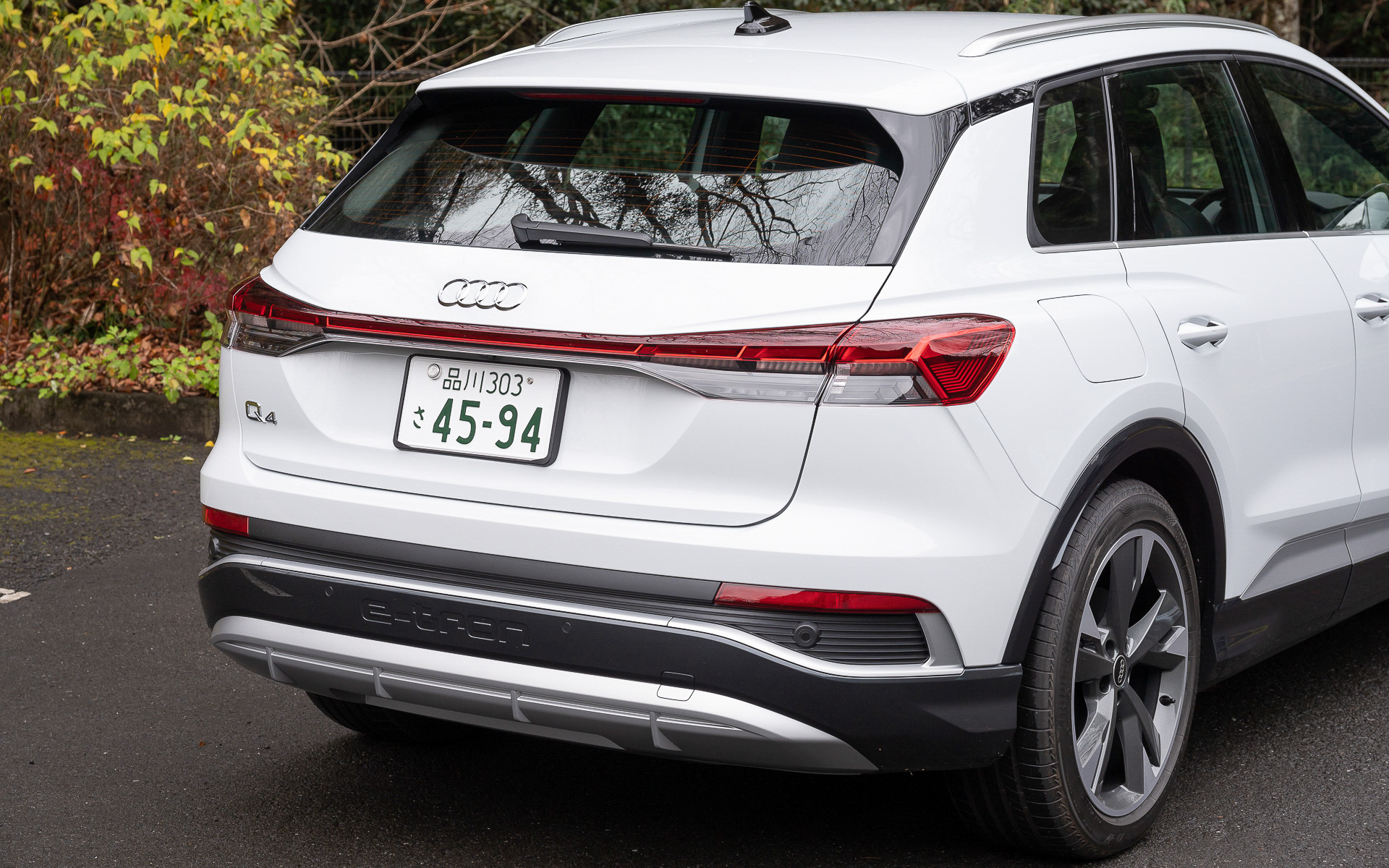 エクステリアは短いフロントオーバーハング、筋肉質なフェンダー、最新のQファミリーに共通するオクタゴン(8角形)かつ開口部のないシングルフレームグリルなど、ひと目でアウディのEVと分かるデザインを採用。空力性能にも注力し、電動開閉式の冷却エアインレットやフロントスポイラーに対して垂直に配置されたディフレクター、空力性能を最適化したデザインのエクステリアミラーハウジングなどにより、Cd値はQ4 e-tronが0.28、Q4 スポーツバック e-tronが0.26を実現。足下はS lineのみ5スポークの20インチアルミホイールをセットし、タイヤはブリヂストン「TURANZA ECO」(フロント:235/50R20、リア:255/45R20)を組み合わせる