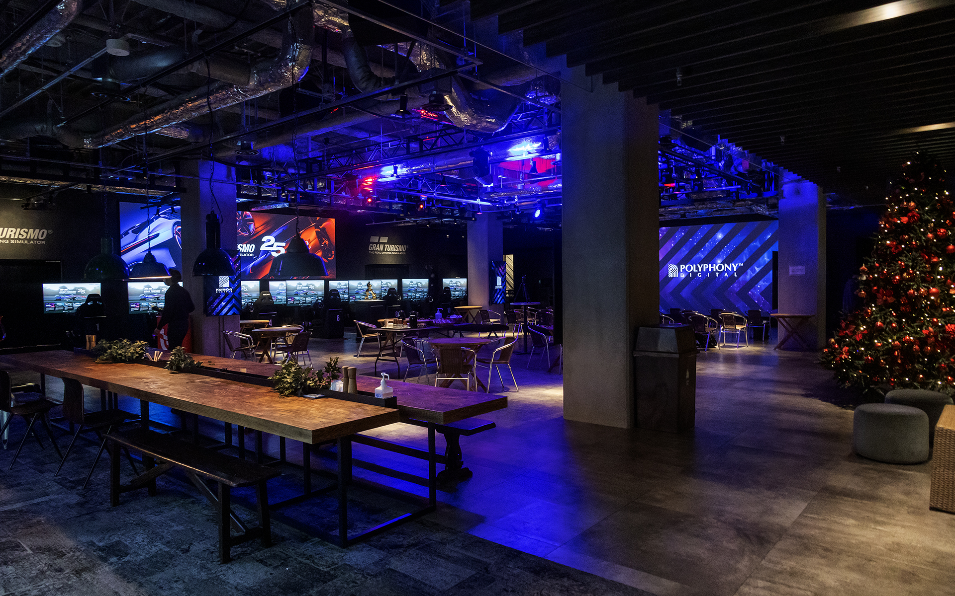 都内にあるポリフォニー・デジタル本社を山内氏が案内。この写真はオフィスに入る前にあるホールで、従業員の休憩に使用。ゲームプレイ用の設備もあるので製品のテストも行なっている。また、イベントの開催も可能とのことだ