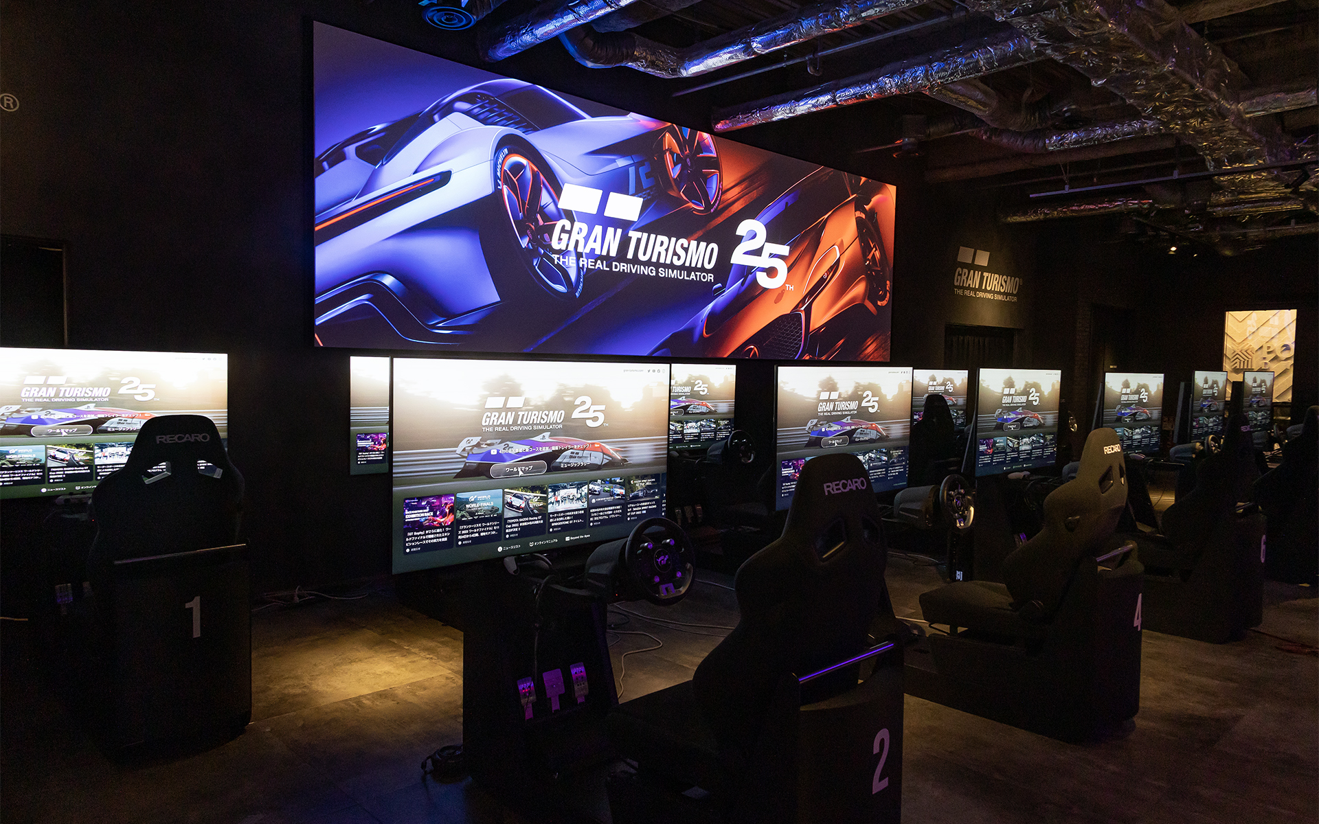 都内にあるポリフォニー・デジタル本社を山内氏が案内。この写真はオフィスに入る前にあるホールで、従業員の休憩に使用。ゲームプレイ用の設備もあるので製品のテストも行なっている。また、イベントの開催も可能とのことだ