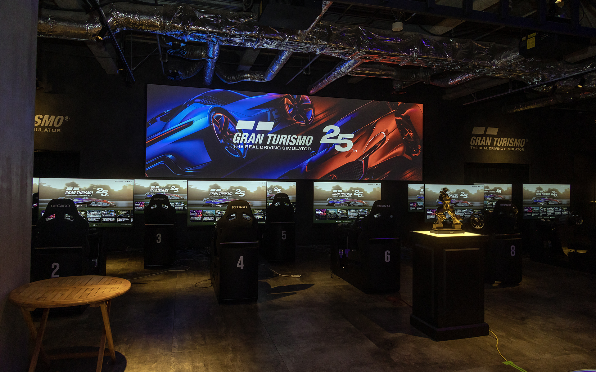 都内にあるポリフォニー・デジタル本社を山内氏が案内。この写真はオフィスに入る前にあるホールで、従業員の休憩に使用。ゲームプレイ用の設備もあるので製品のテストも行なっている。また、イベントの開催も可能とのことだ