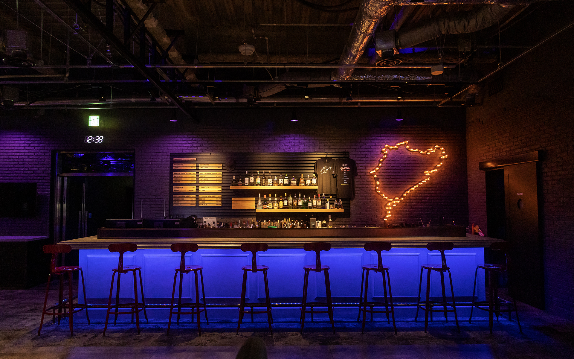 ホールにあるバーカウンターはニュルブルクリンクのコース脇にあるカフェ「デビルズダイナー」をモデルとした作りで、名称も同じくデビルズダイナーという