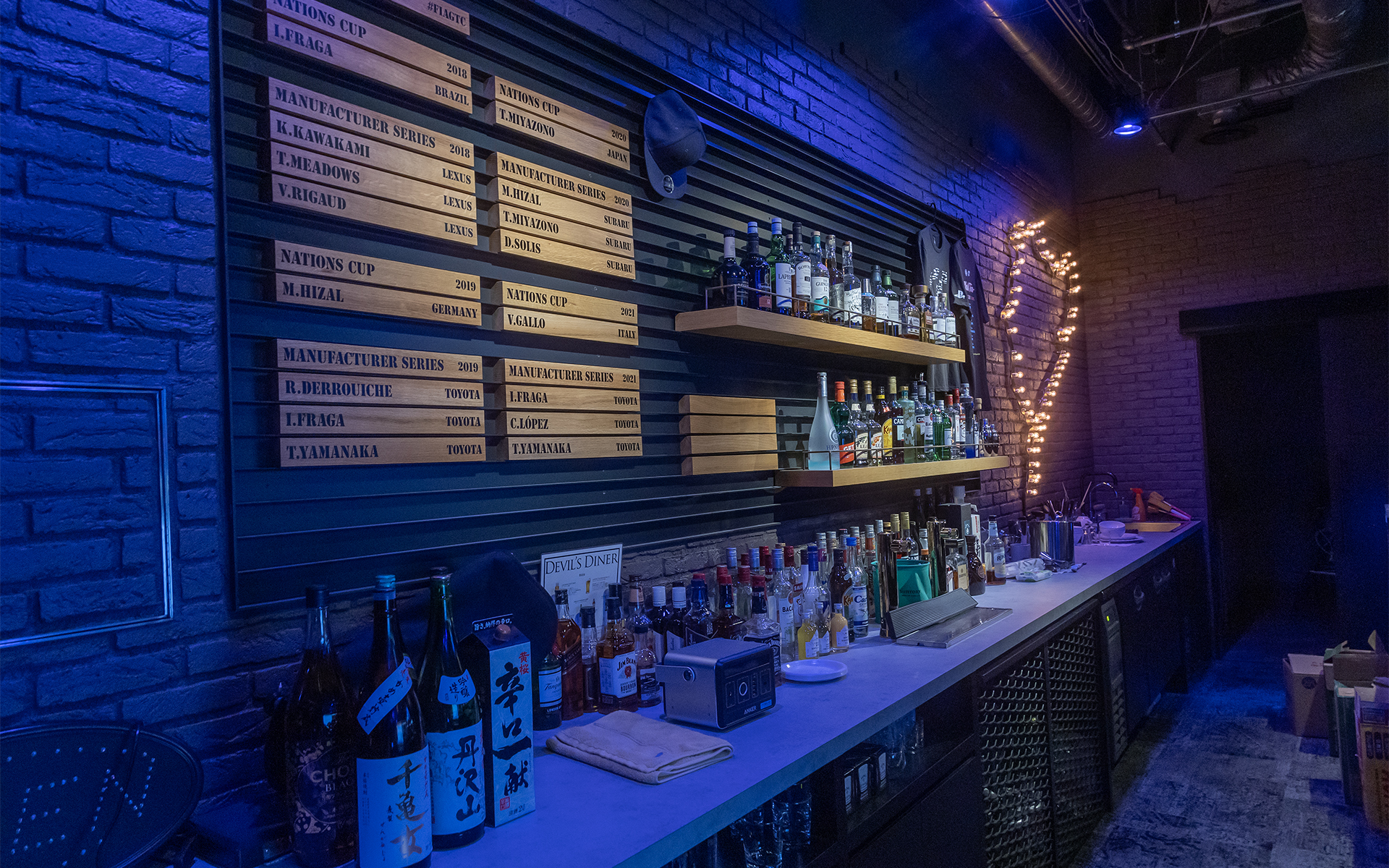 ニュルブルクリンクの一般走行日に集まるカーマニアはデビルズダイナーに立ち寄り、そこからコースインをしていくという。壁にはグランツーリスモワールドシリーズのウィナーの名前が書かれたプレートがはまっている