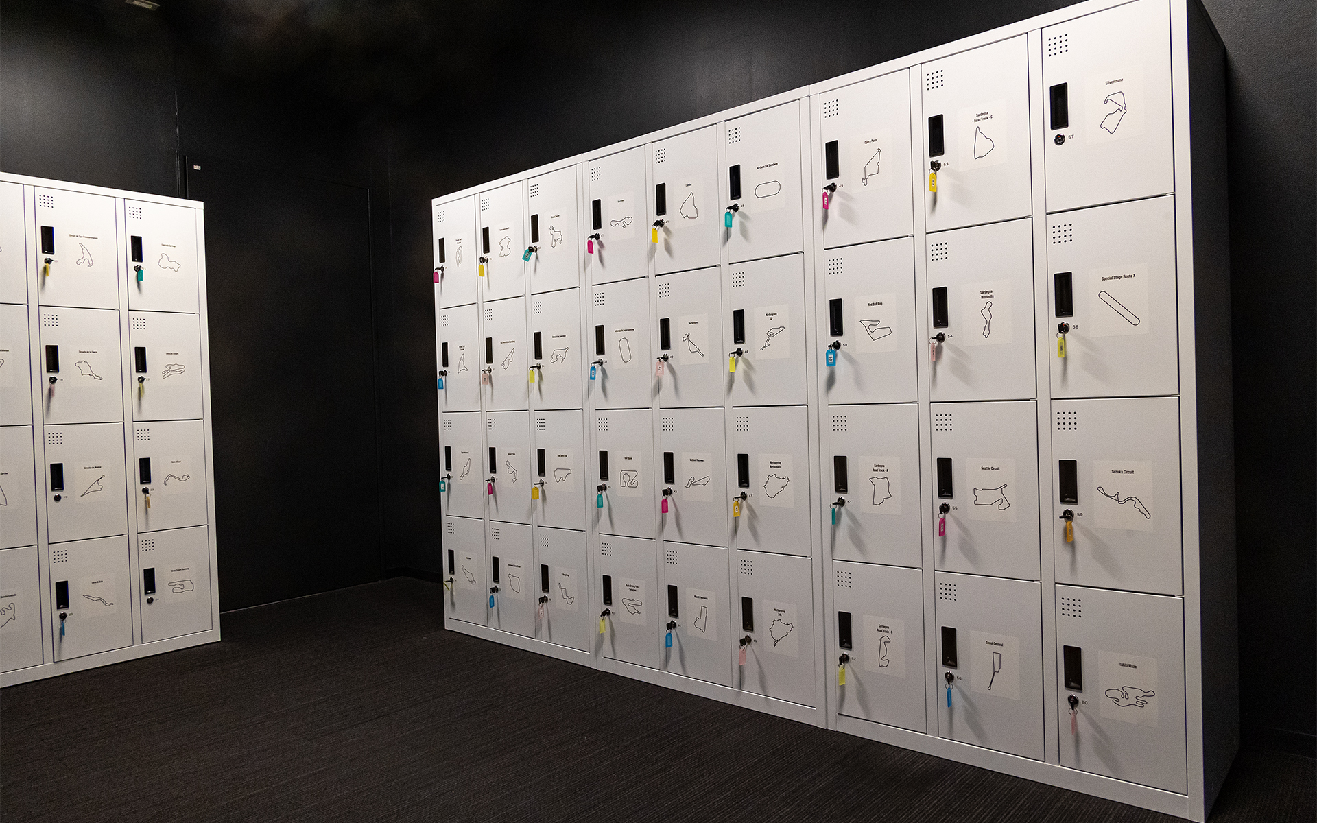 ロッカーごとにグランツーリスモ内のコースレイアウトが書かれる