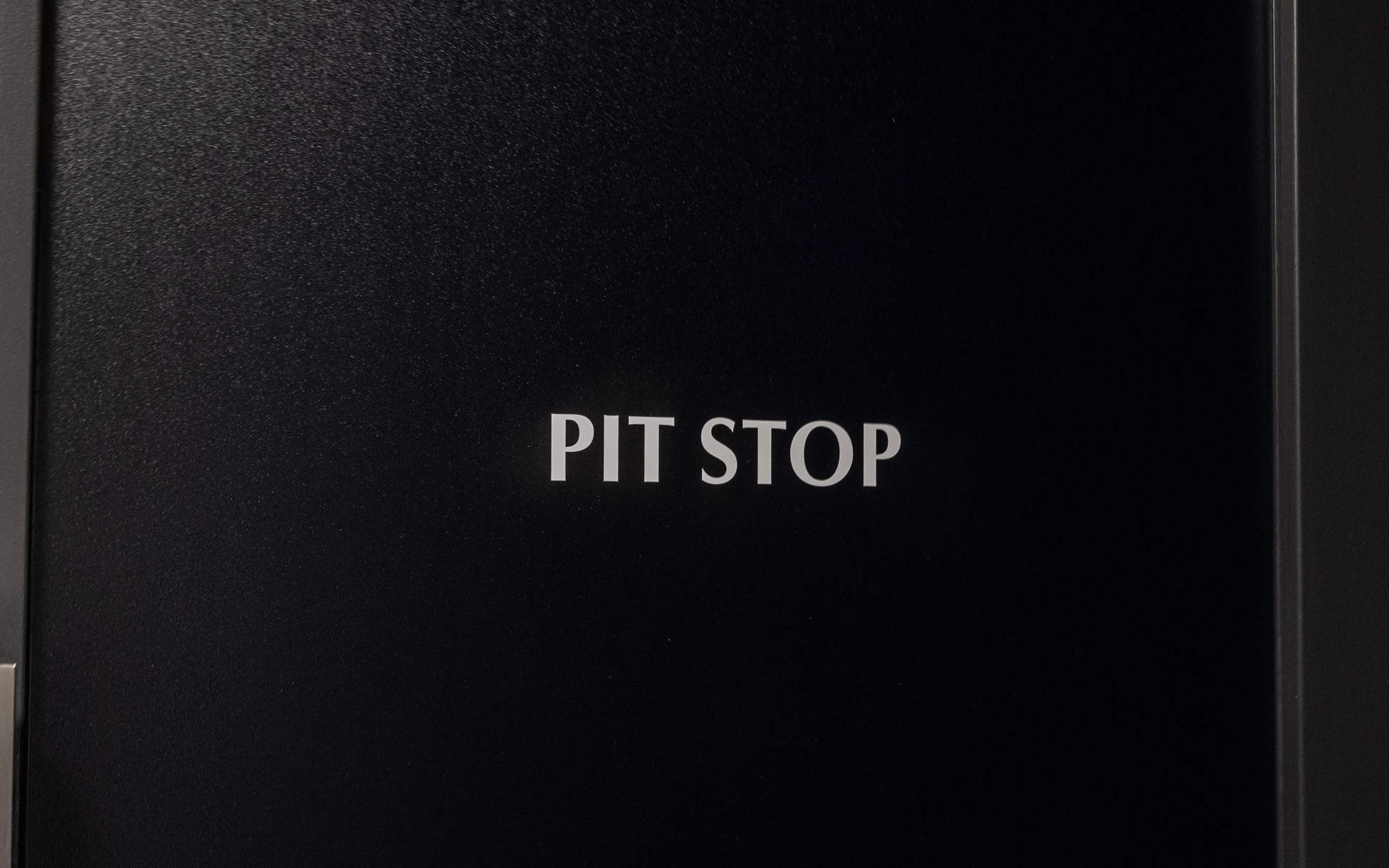 ロッカールームの扉には「PIT STOP」と書かれていた