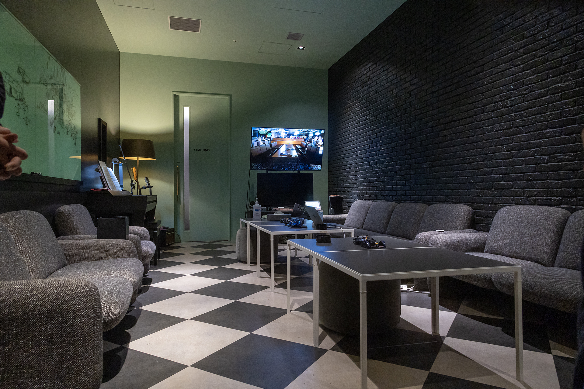 従業員用の休憩スペース。定点カメラにより福岡にあるオフィスと常時つながっていて、お互いに向こうの様子が分かり会話もできる。離れていても同じ会社の仲間同士、コミュニケーションが取れる場所になっている