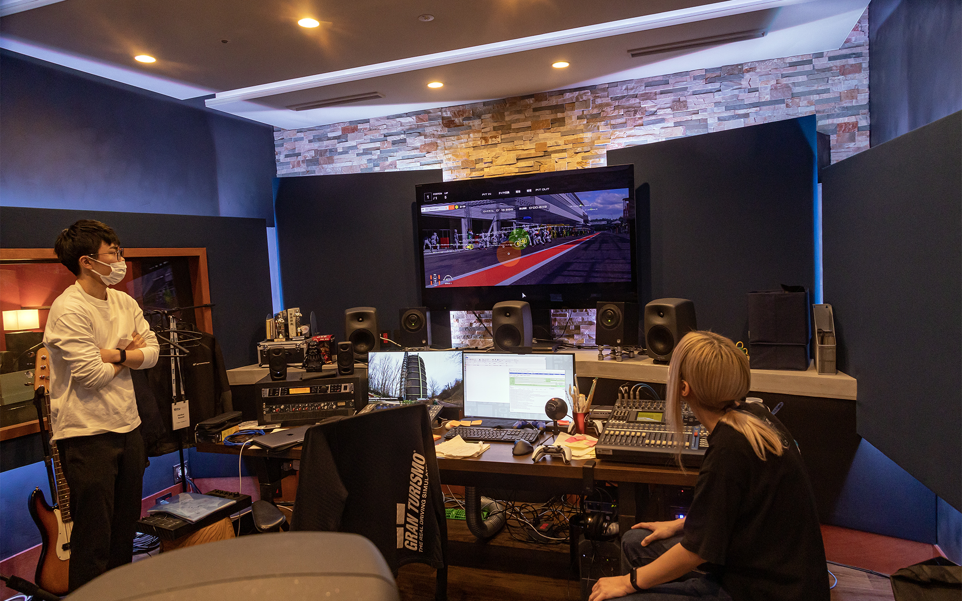 ここはゲーム内の音響を作るサウンドルーム。グランツーリスモは音を大事にしているので、ここは重要な部屋となる