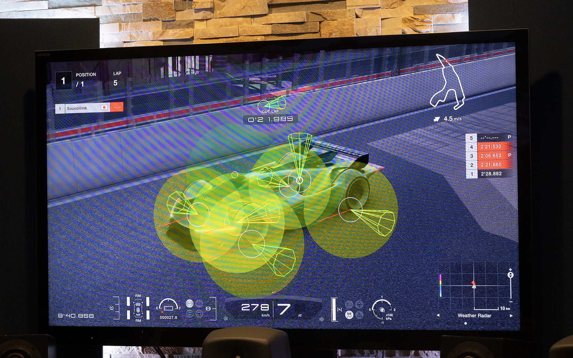 円すいが音の出ている個所であり、音の放射方向を示している。ピットウォールからの反射音も再現する