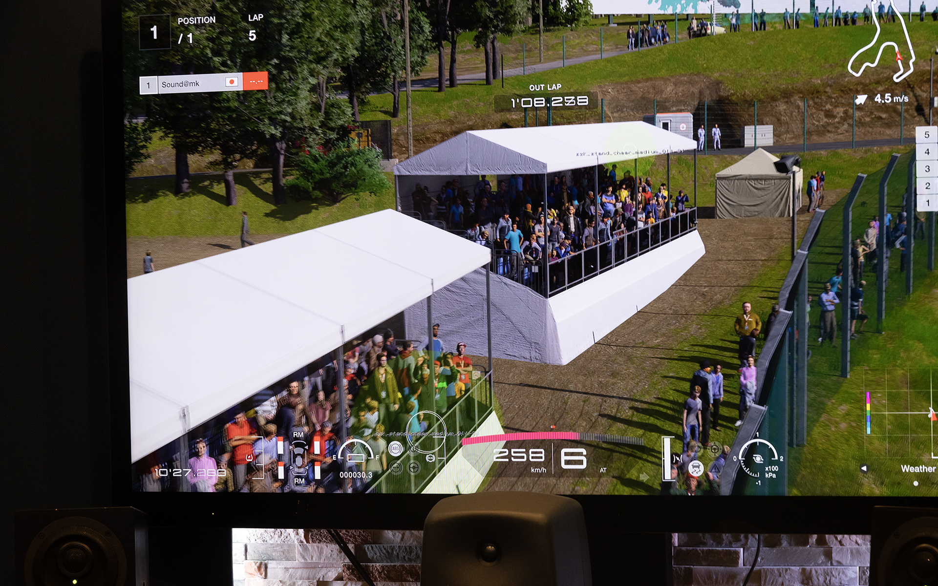 コース外の音も入れている。白丸の部分に観客からの音を発生する音源を置いている。ほかにも、林の中など鳥がいそうなところには鳥の音源を置いているということだ