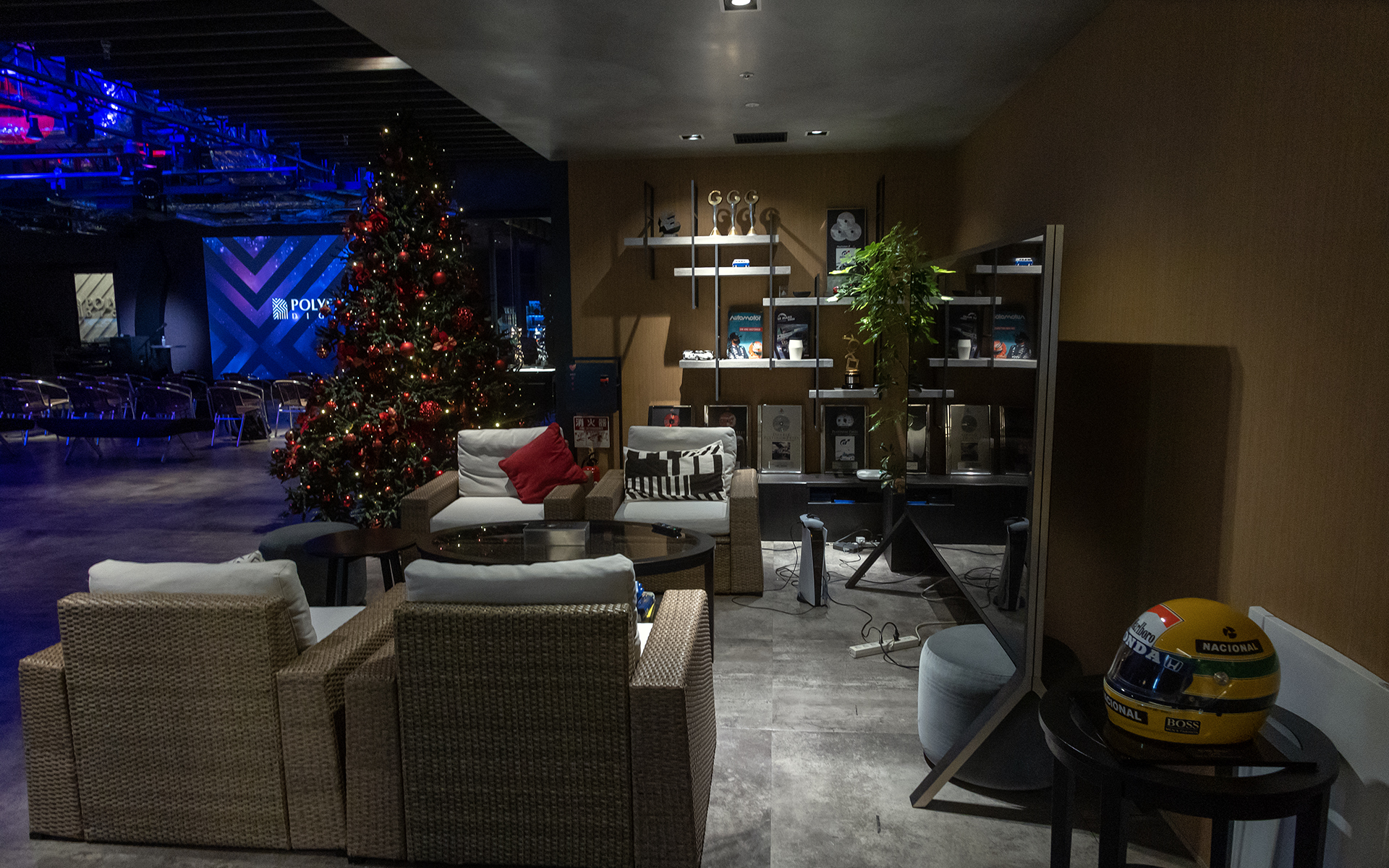 手前に見えるアイルトン・セナのヘルメットはアイルトン・セナ財団からプレゼントされたものだという