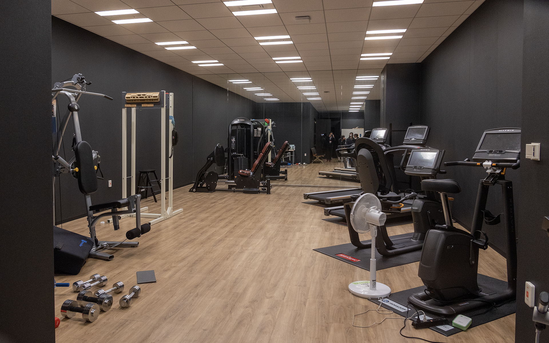 運動不足になりがちな仕事ということでトレーニングスペースもある