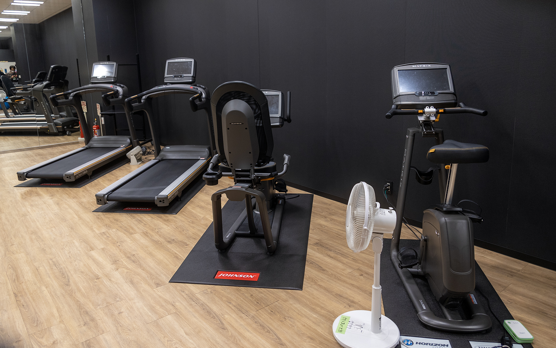 トレーニングジムが使用する本格的な機材を揃える