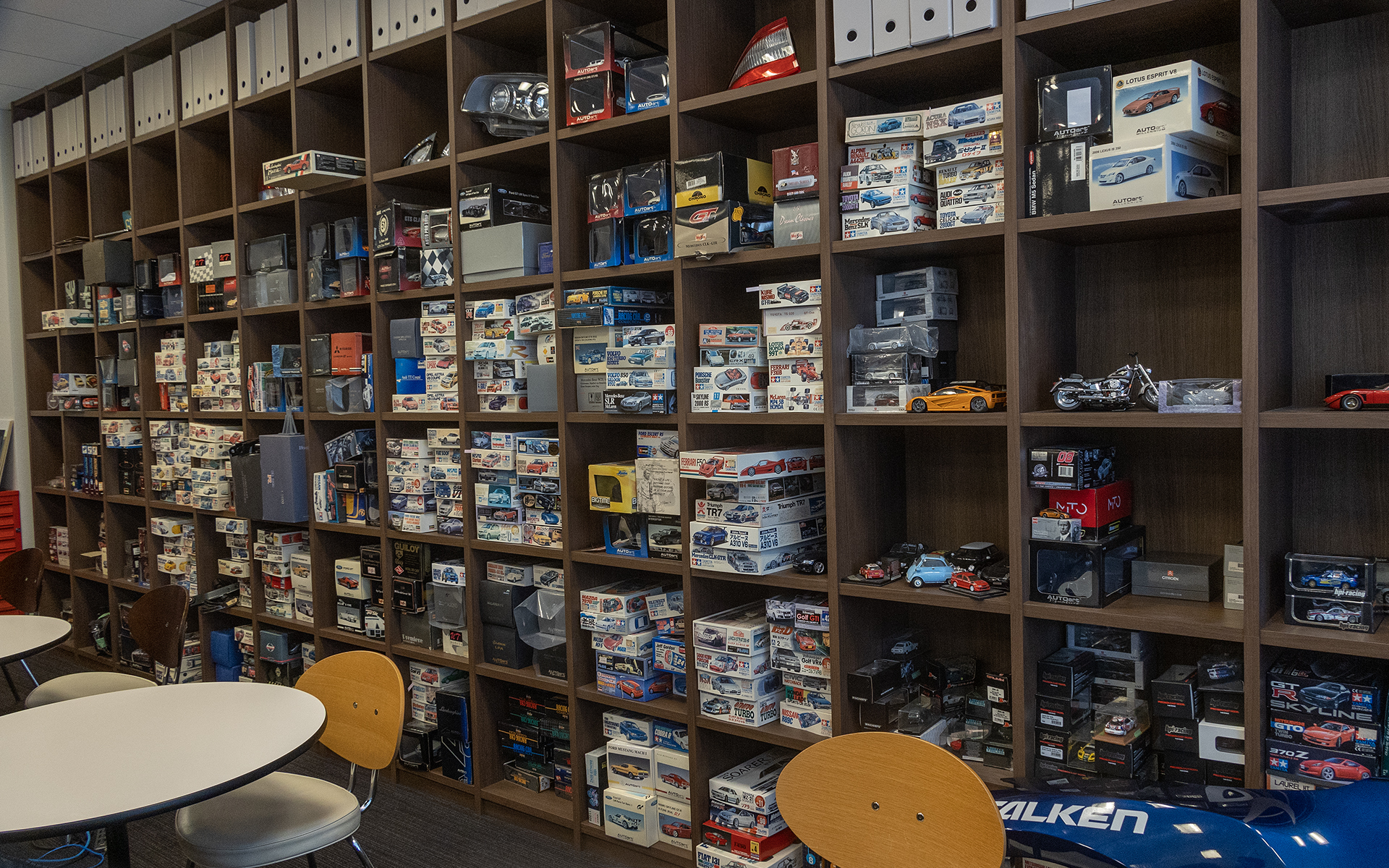 書籍や雑誌、カタログなどを置く資料室。単なる倉庫ではなく資料を読むための机やイスがあるので、さしずめミニ図書館といったスペース