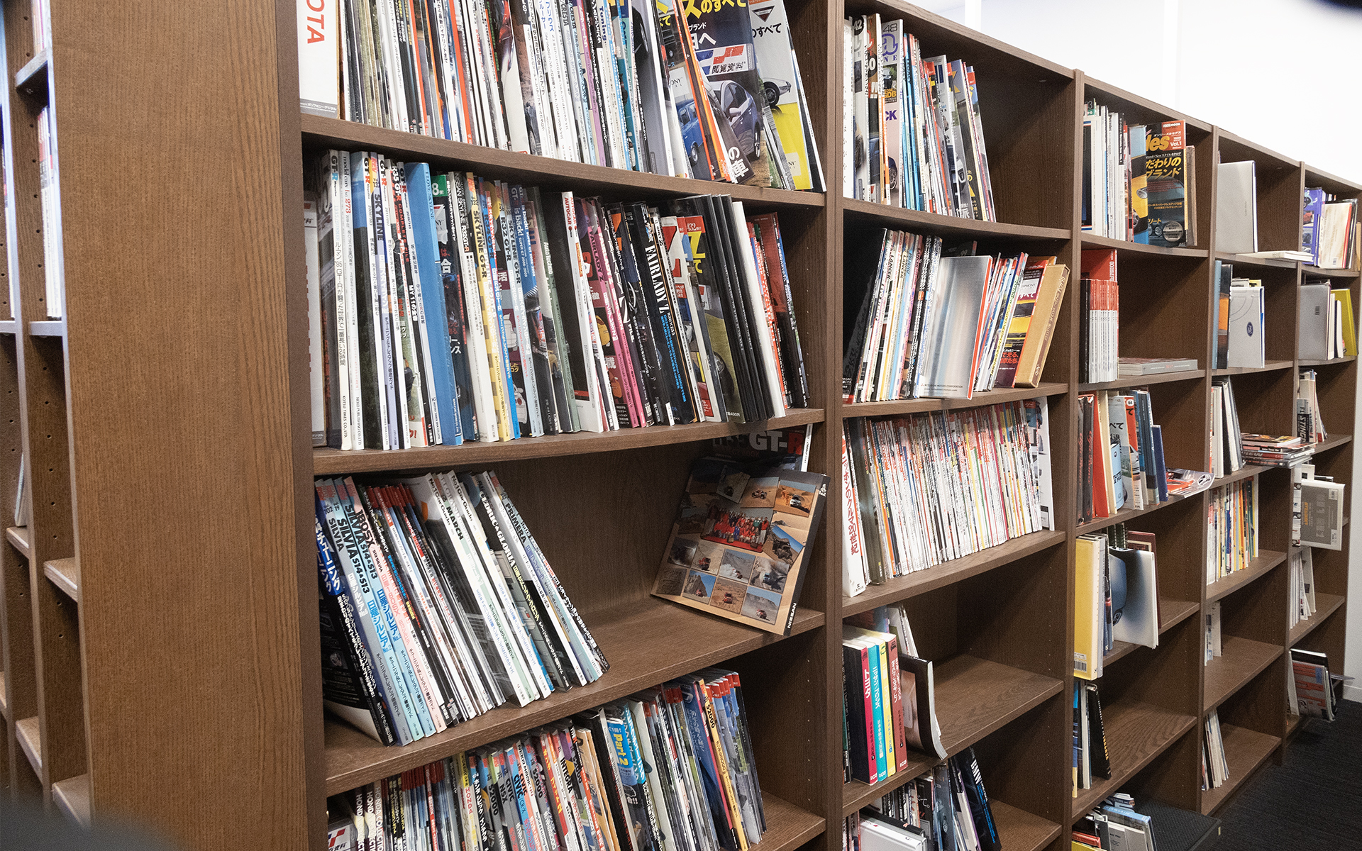 書籍や雑誌、カタログなどを置く資料室。単なる倉庫ではなく資料を読むための机やイスがあるので、さしずめミニ図書館といったスペース